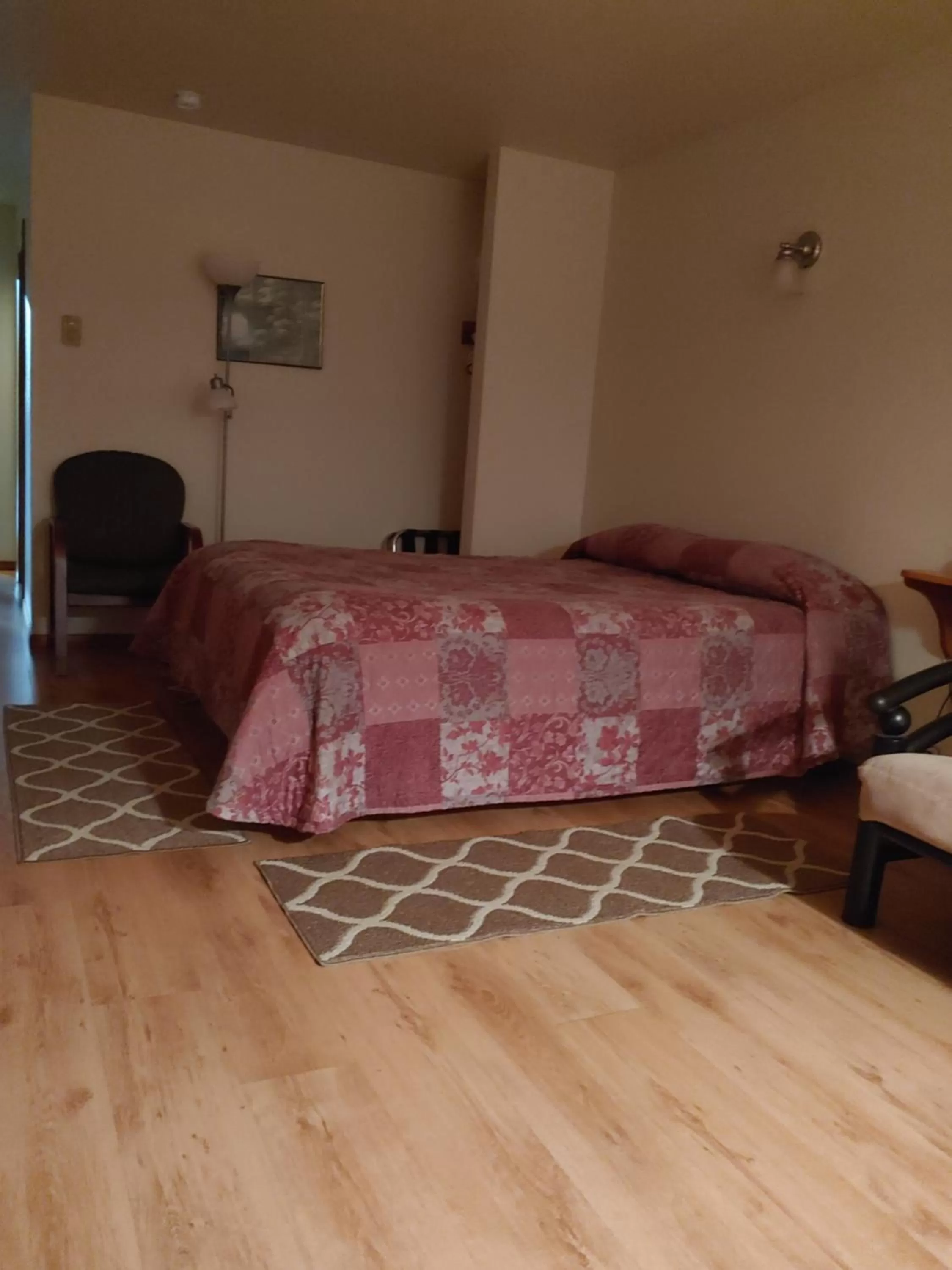 Bed in The Dublin House Motel