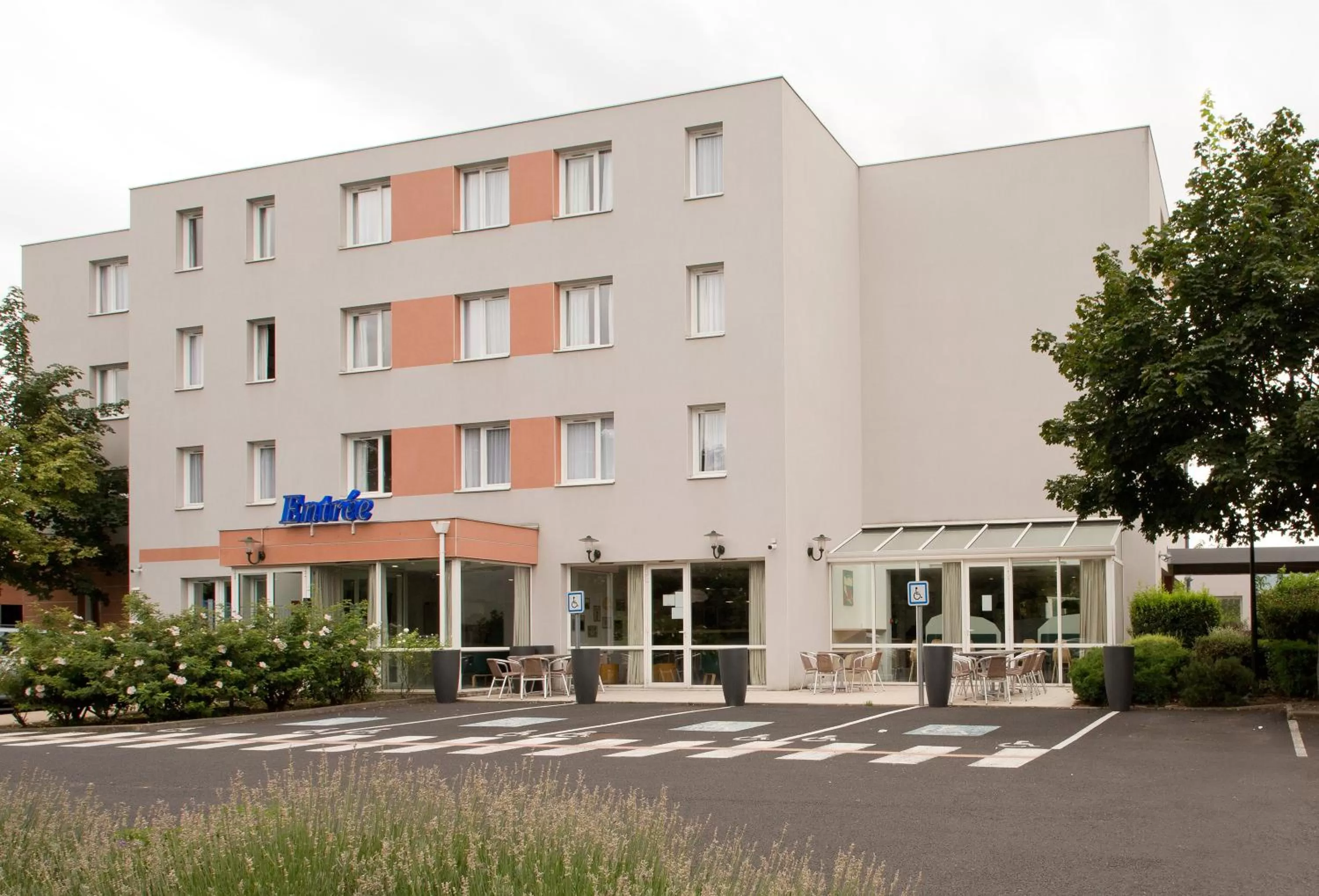 Property building in Kyriad Clermont-Ferrand-Sud - La Pardieu