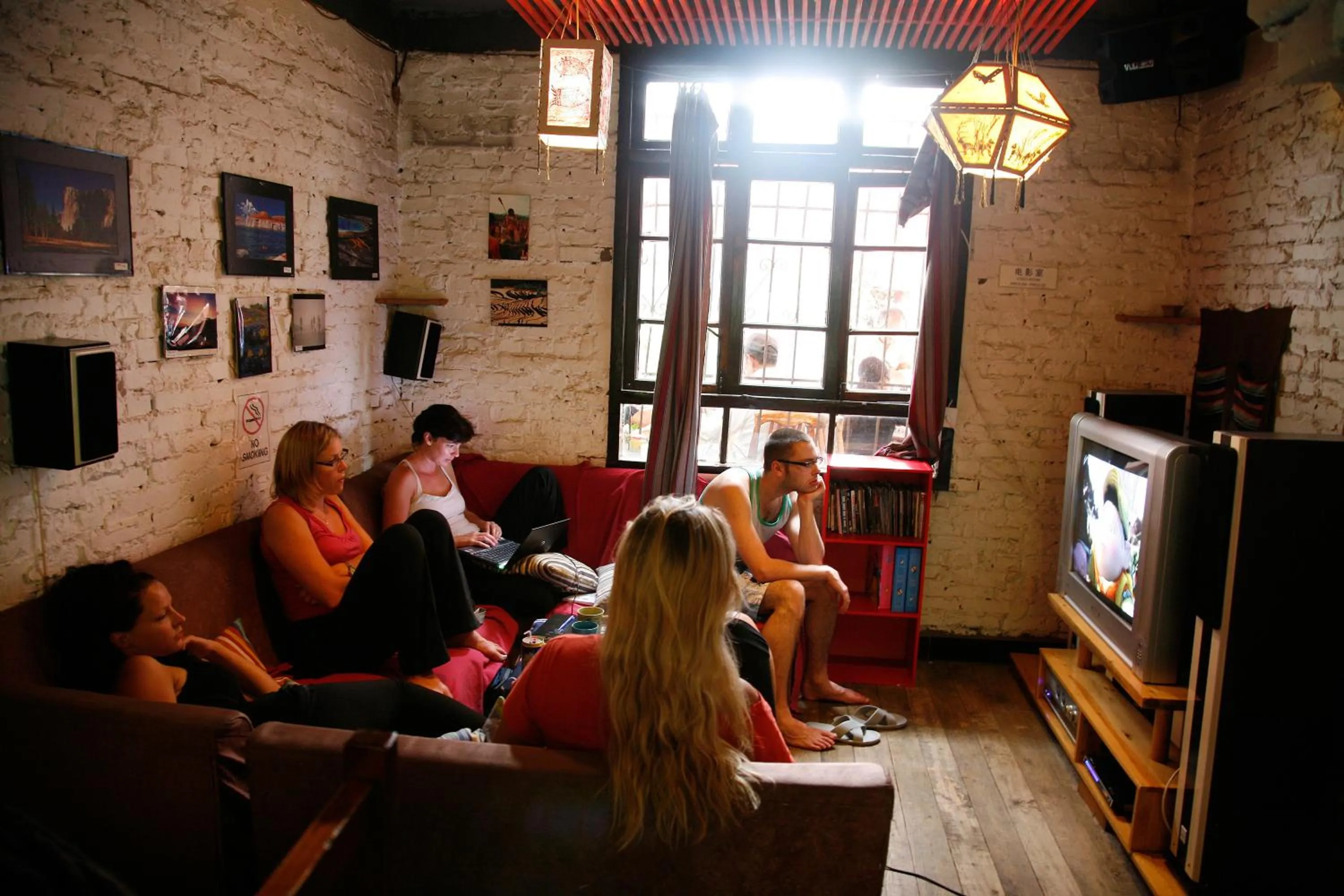 Lounge or bar in The Cloudland International Youth Hostel Close to the city center,15 min walks to the subway, Close to the night market, old street, green lake, English-speaking service, free Activity convenient payment and visa cards are accepted