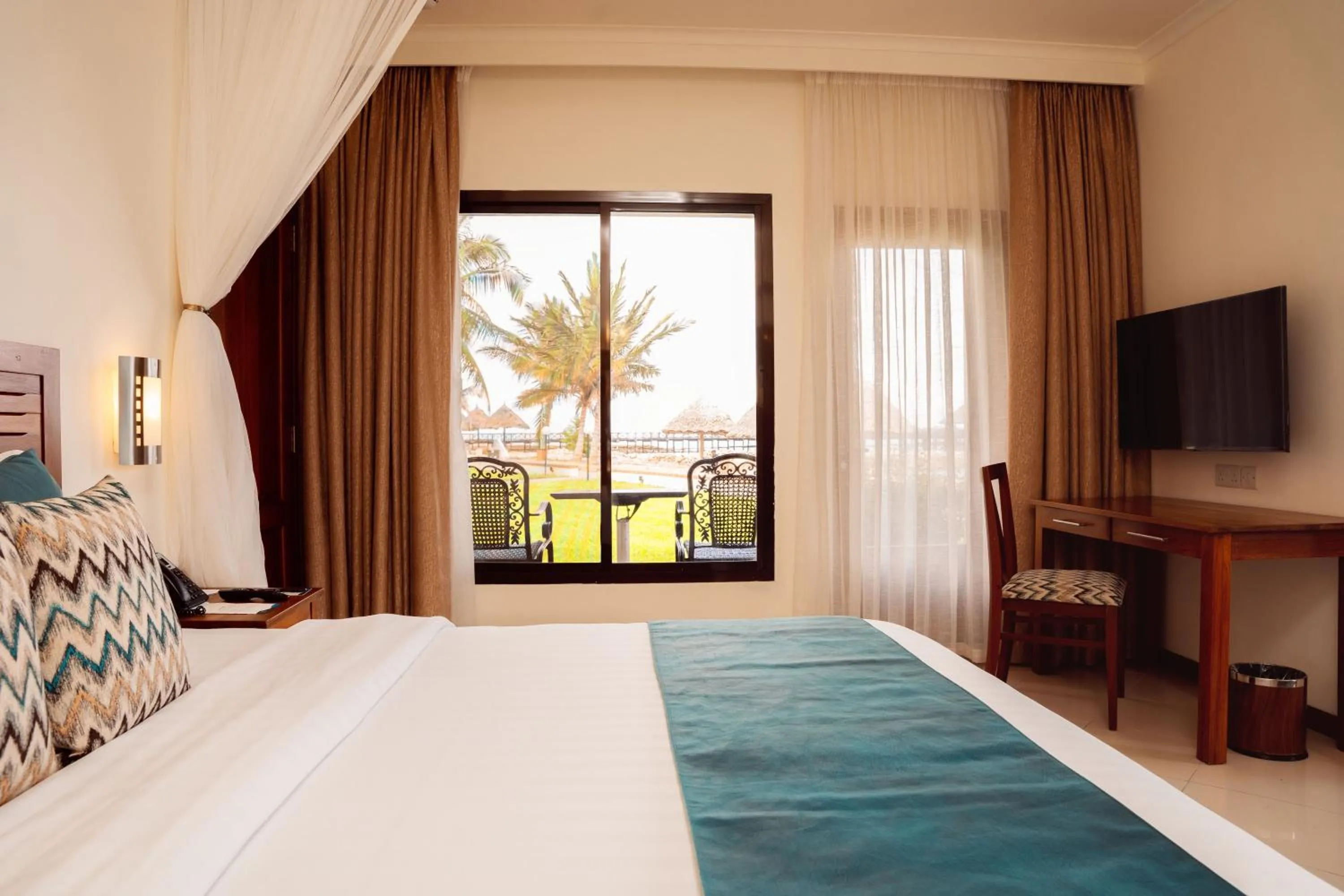 Bedroom, Bed in White Sands Hotel