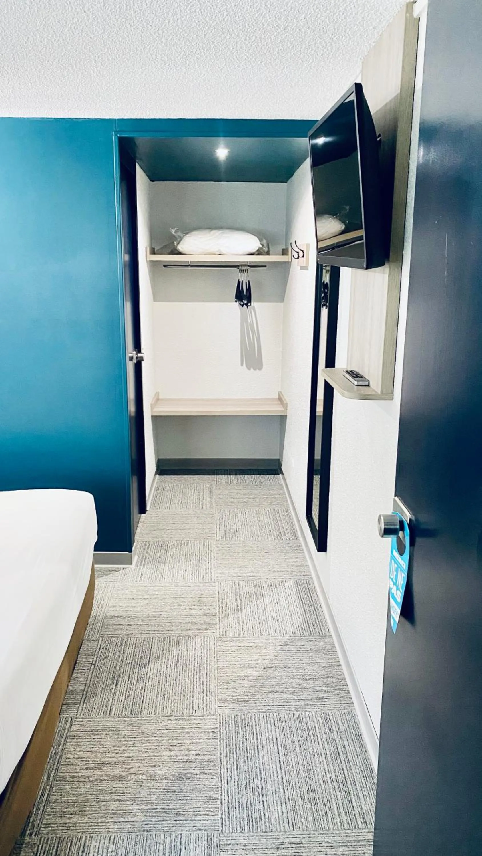 Bathroom in Campanile Laon