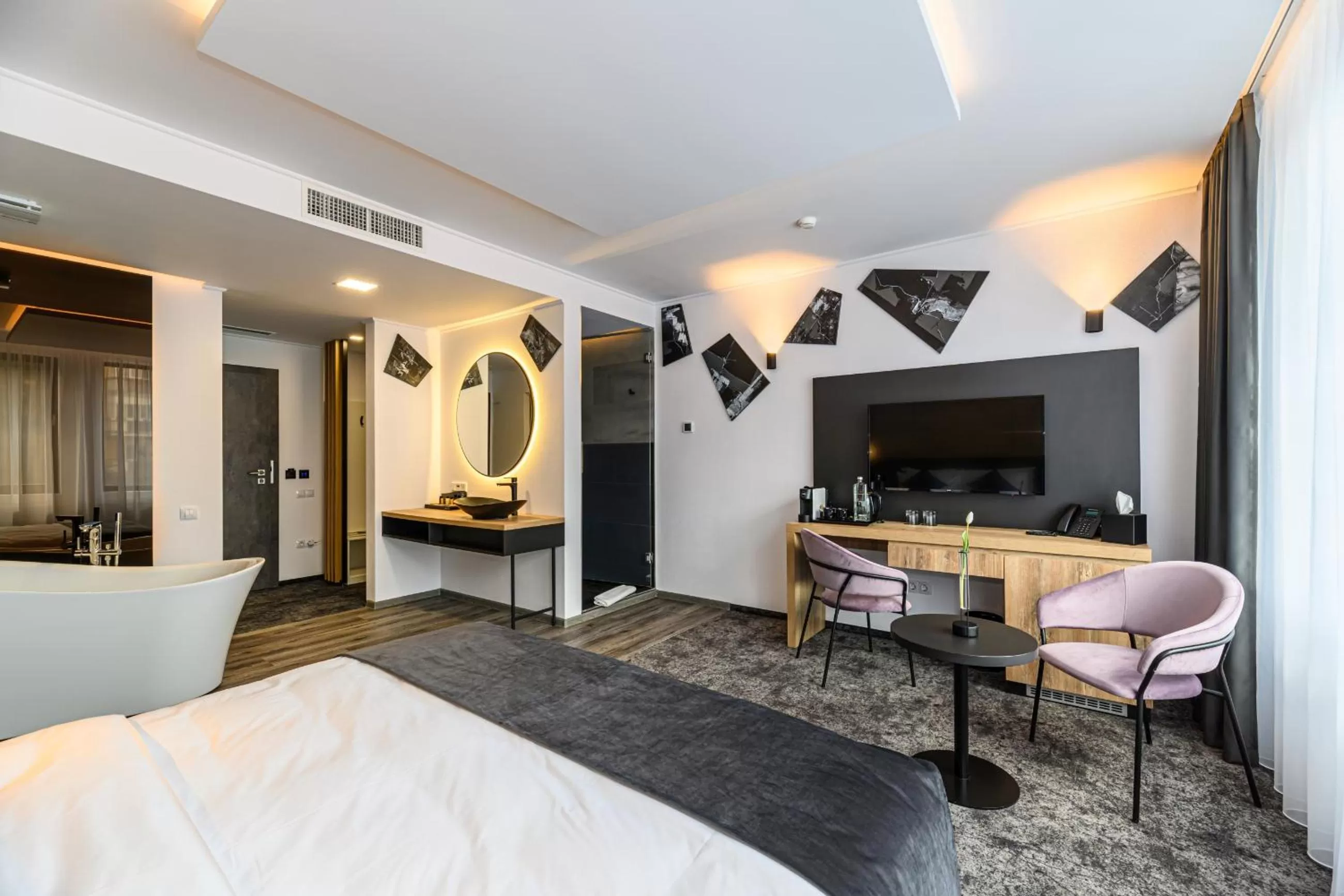 Communal lounge/ TV room, Bed in B THE HOTEL