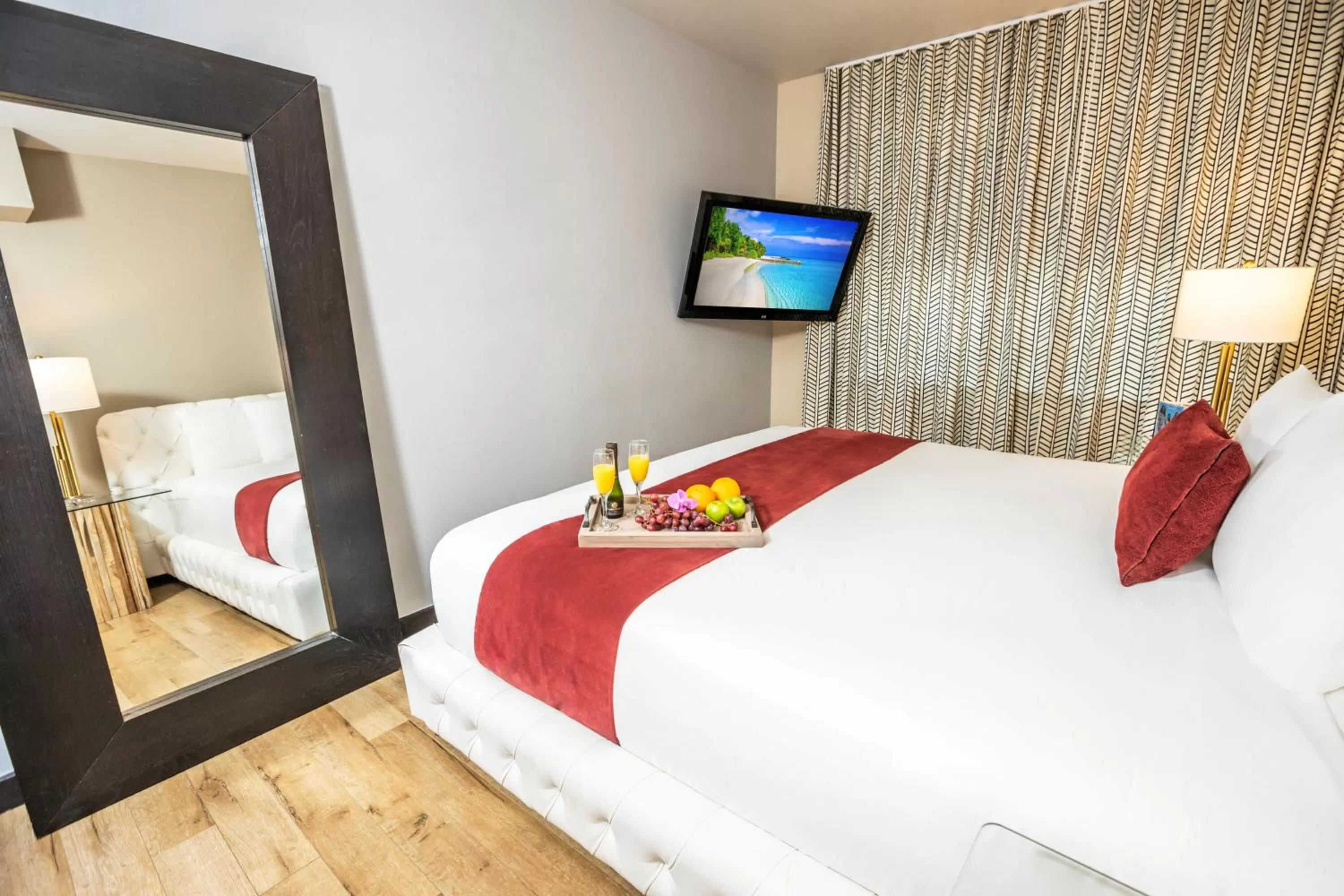 Bedroom, Bed in Metropole Suites South Beach