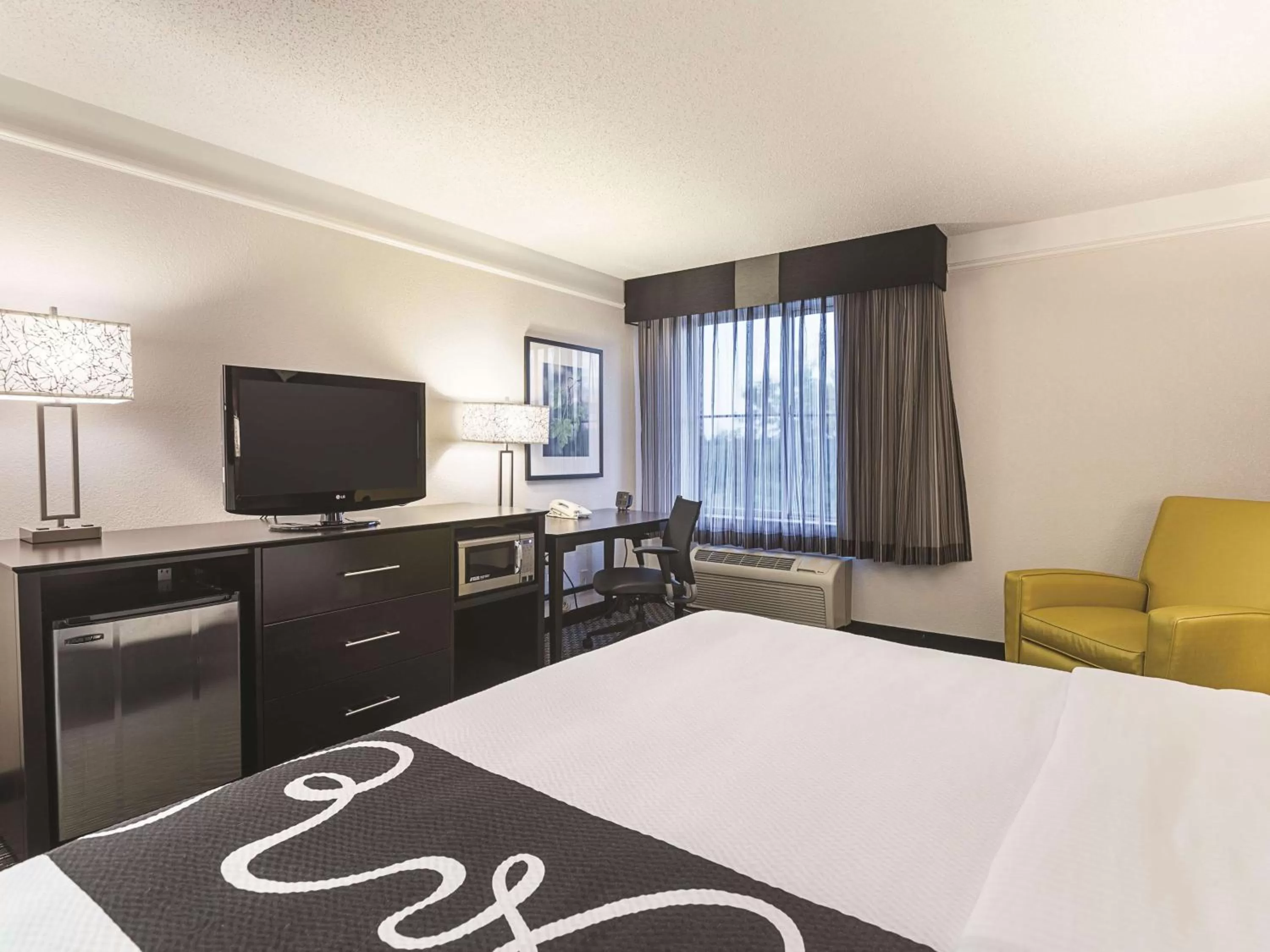 Photo of the whole room, Bed in La Quinta Inn by Wyndham Fresno Yosemite