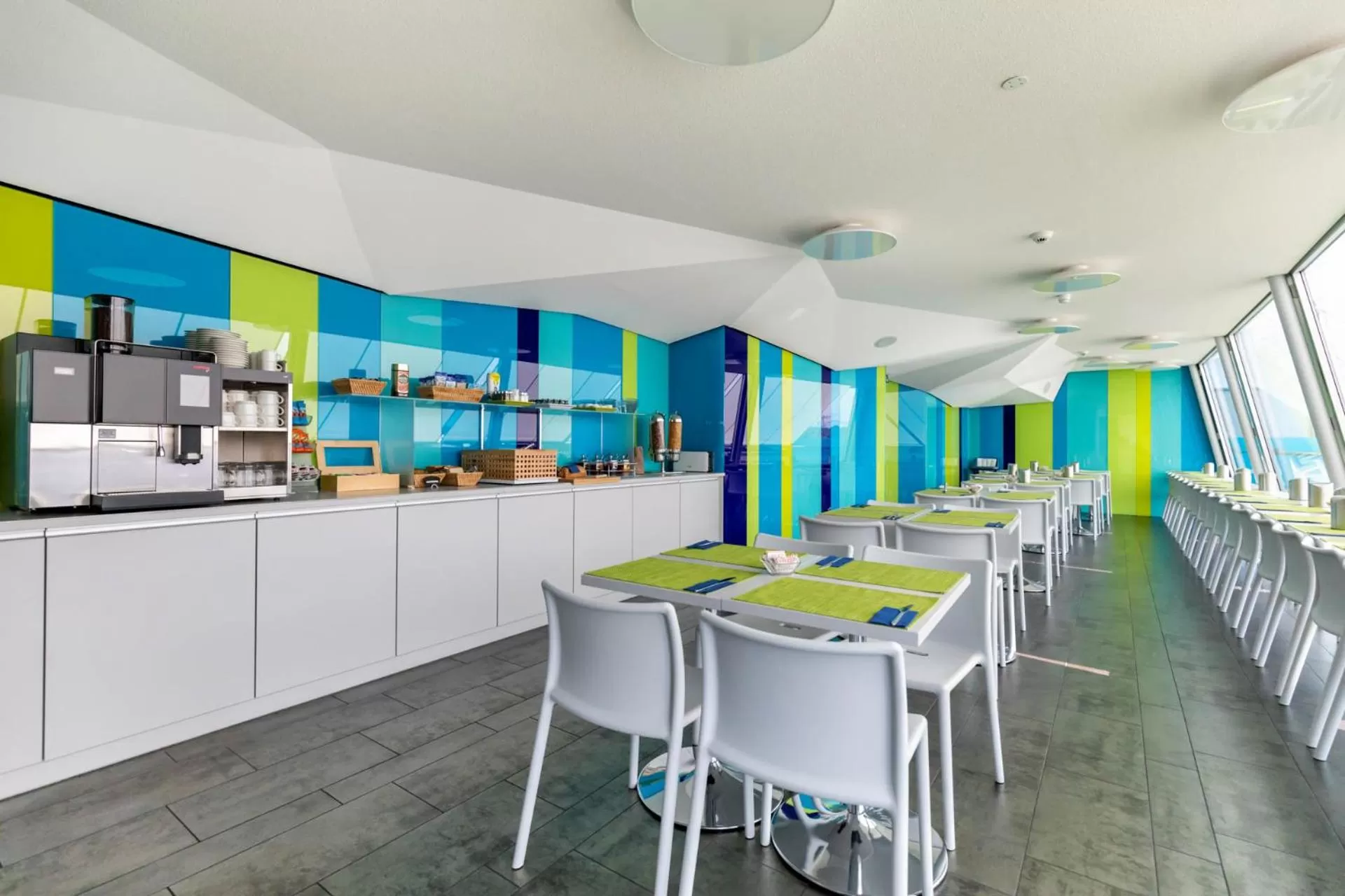 Restaurant/places to eat in Hotel Cristal Design