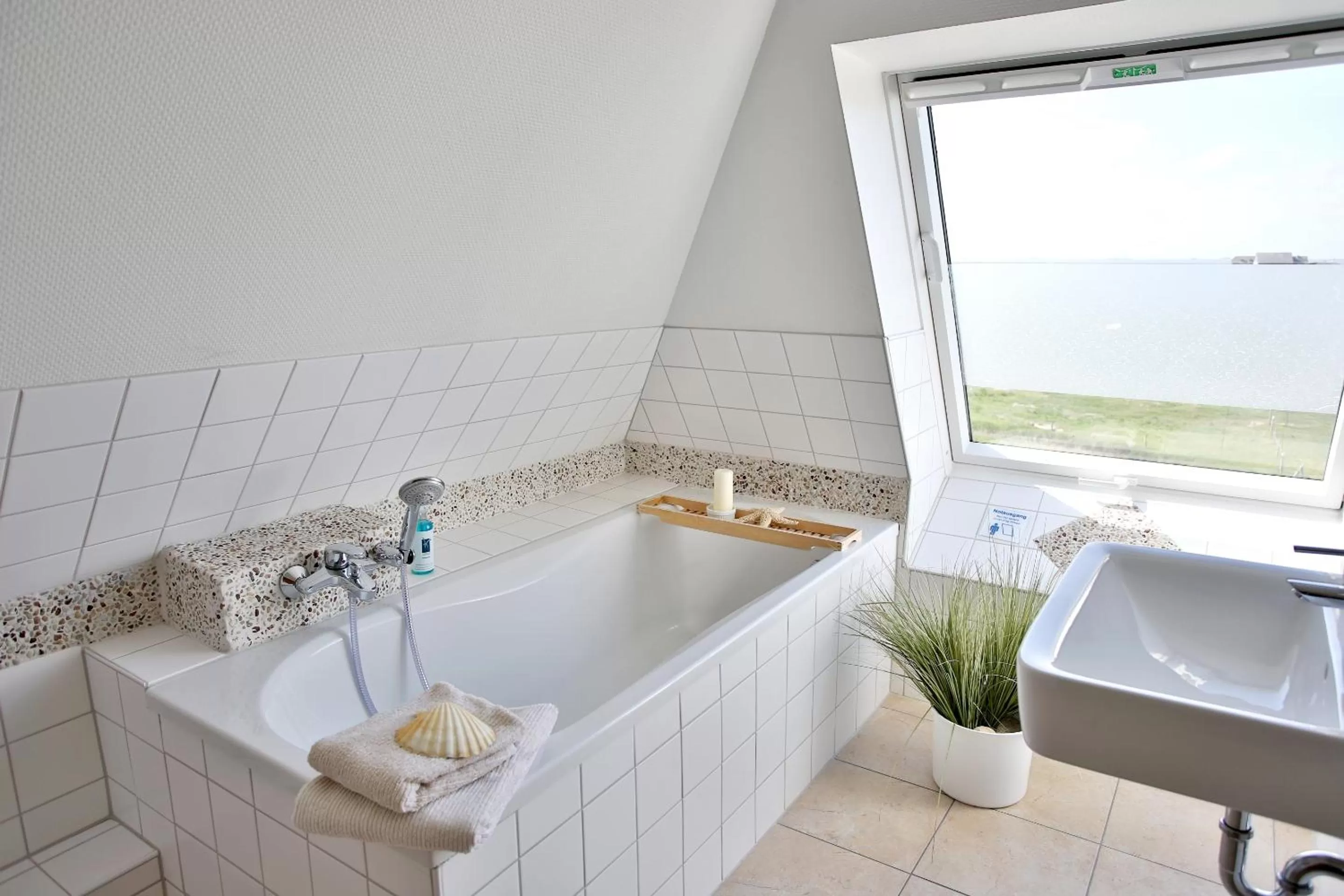 Bathroom in Anker's Hörn - Hotel & Restaurant auf der Hallig Langeness