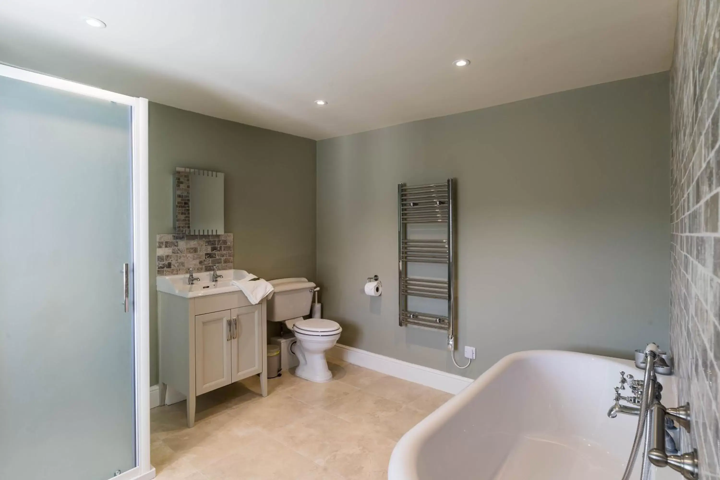 Deluxe Double Room with Bath in Greyhound Inn Wilton Deluxe Double Room with Bath in Greyhound Inn Wilton