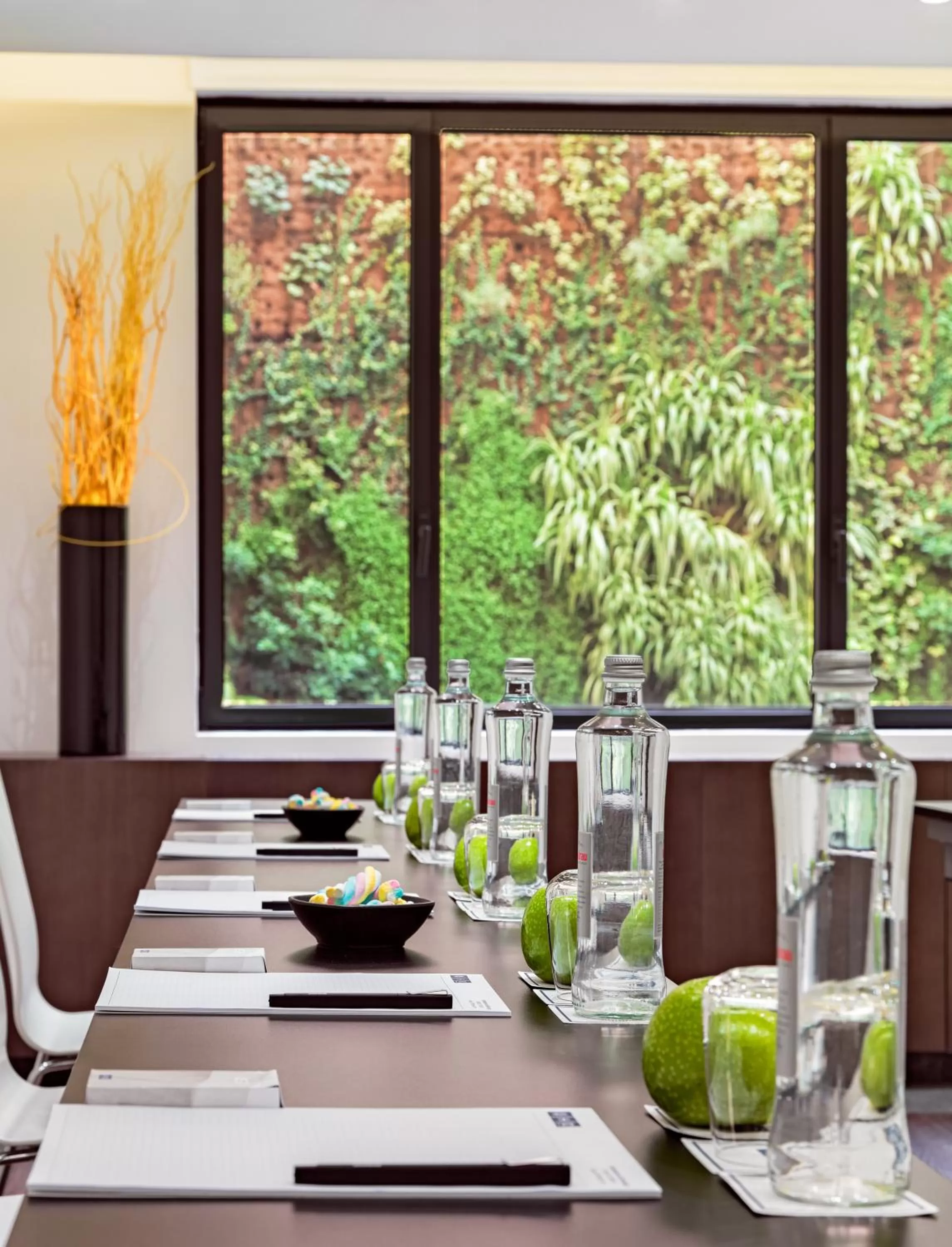 Restaurant/places to eat in H10 Urquinaona Plaza