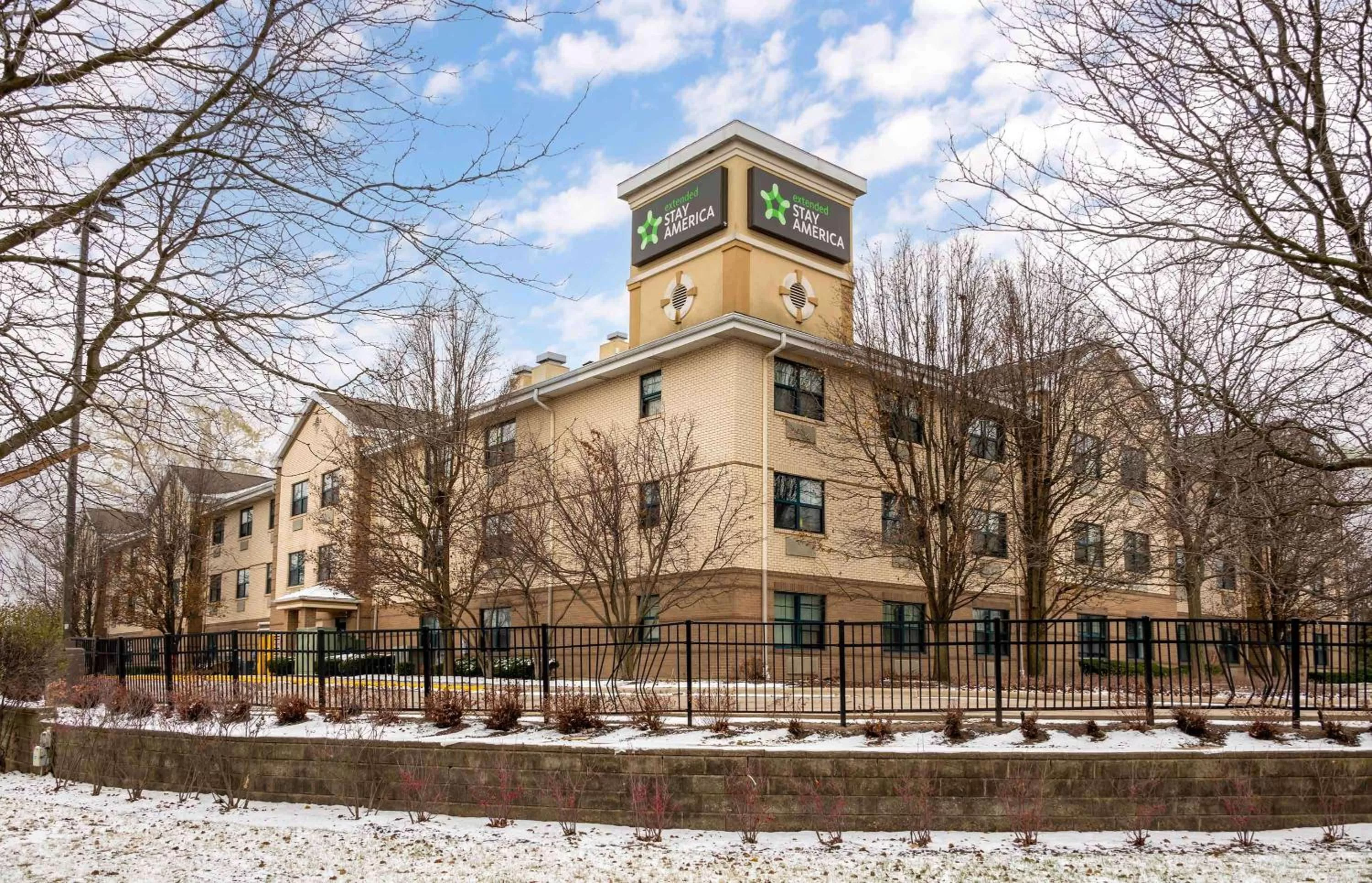 Property building in Extended Stay America Suites - Chicago - Schaumburg - I-90