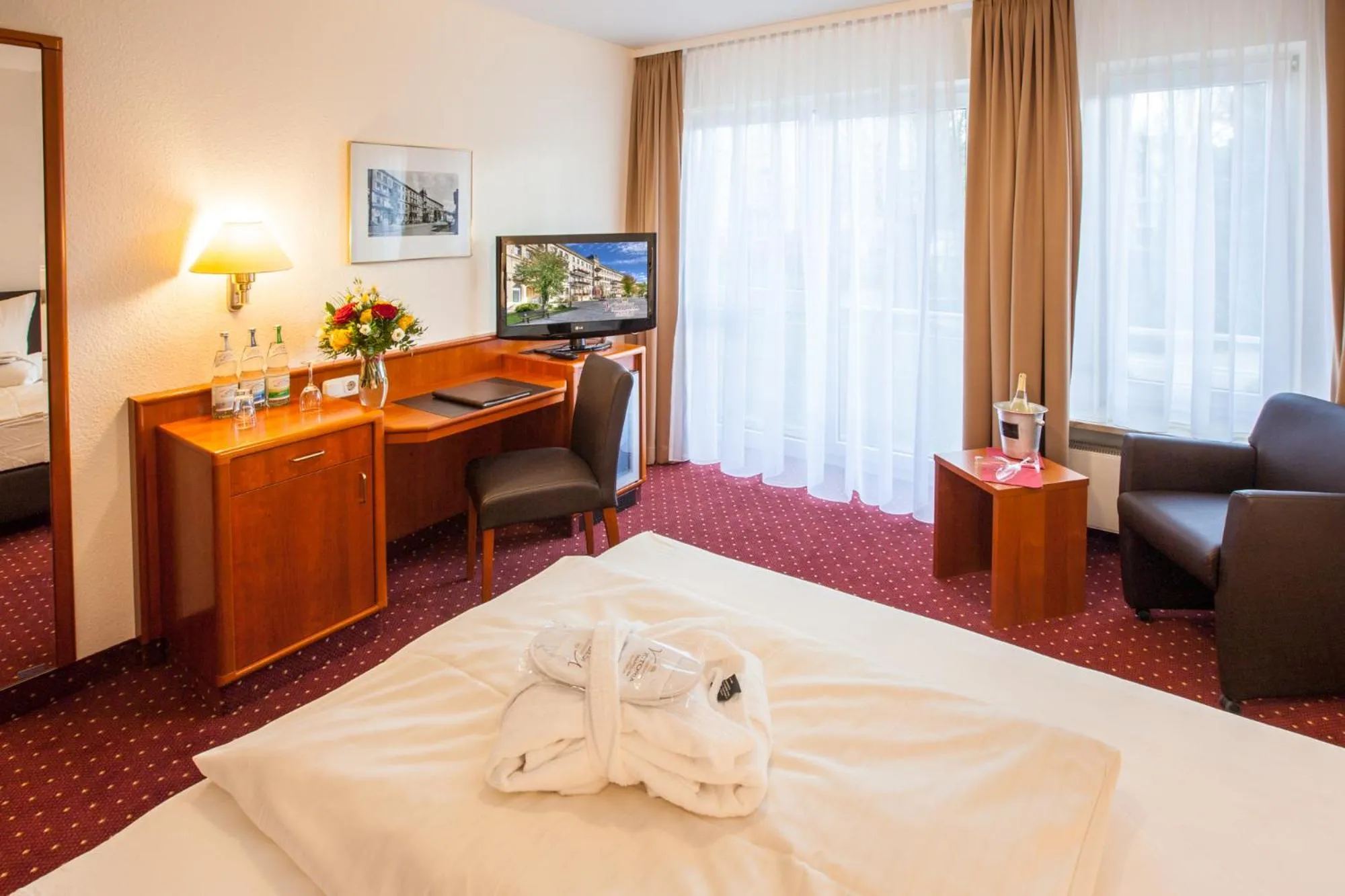 Photo of the whole room, Bed in Kaiserhof Victoria