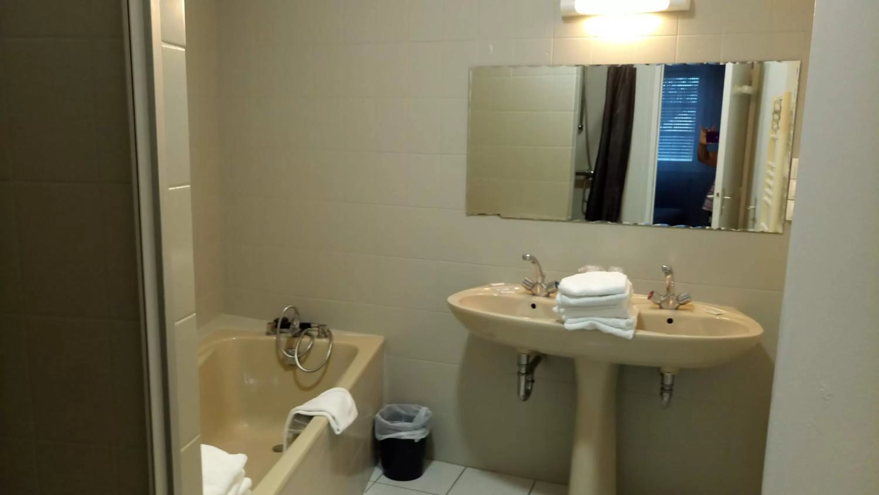 Shower, Bathroom in Hôtel Patton