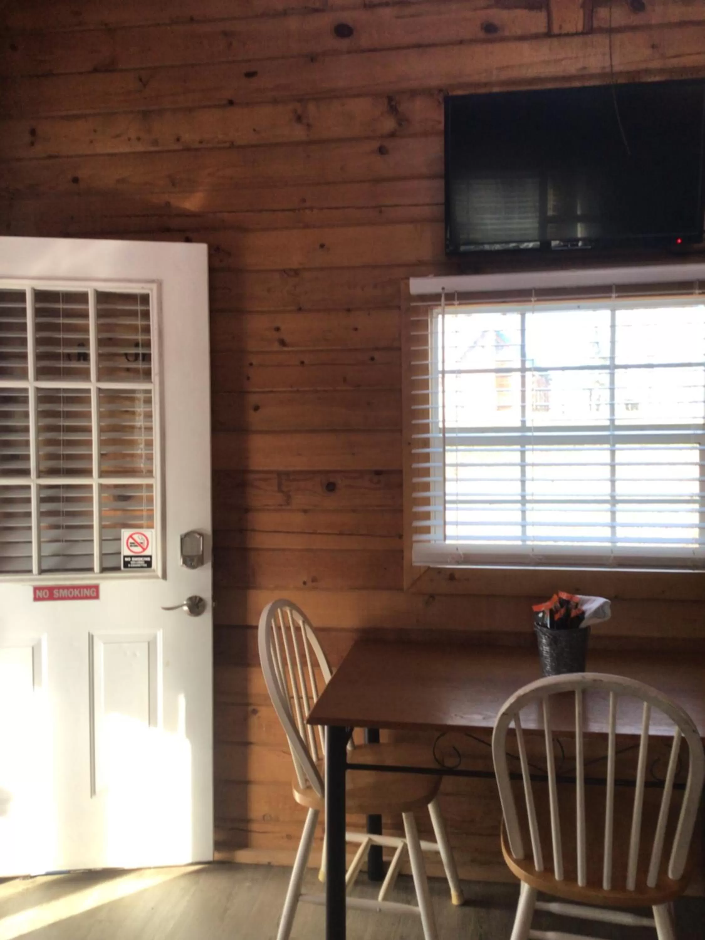 Dining area in Kozy Haven Log Cabin Rentals