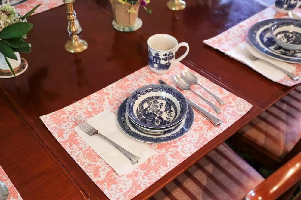 Coffee/tea facilities, Dining Area in Compass Rose Inn