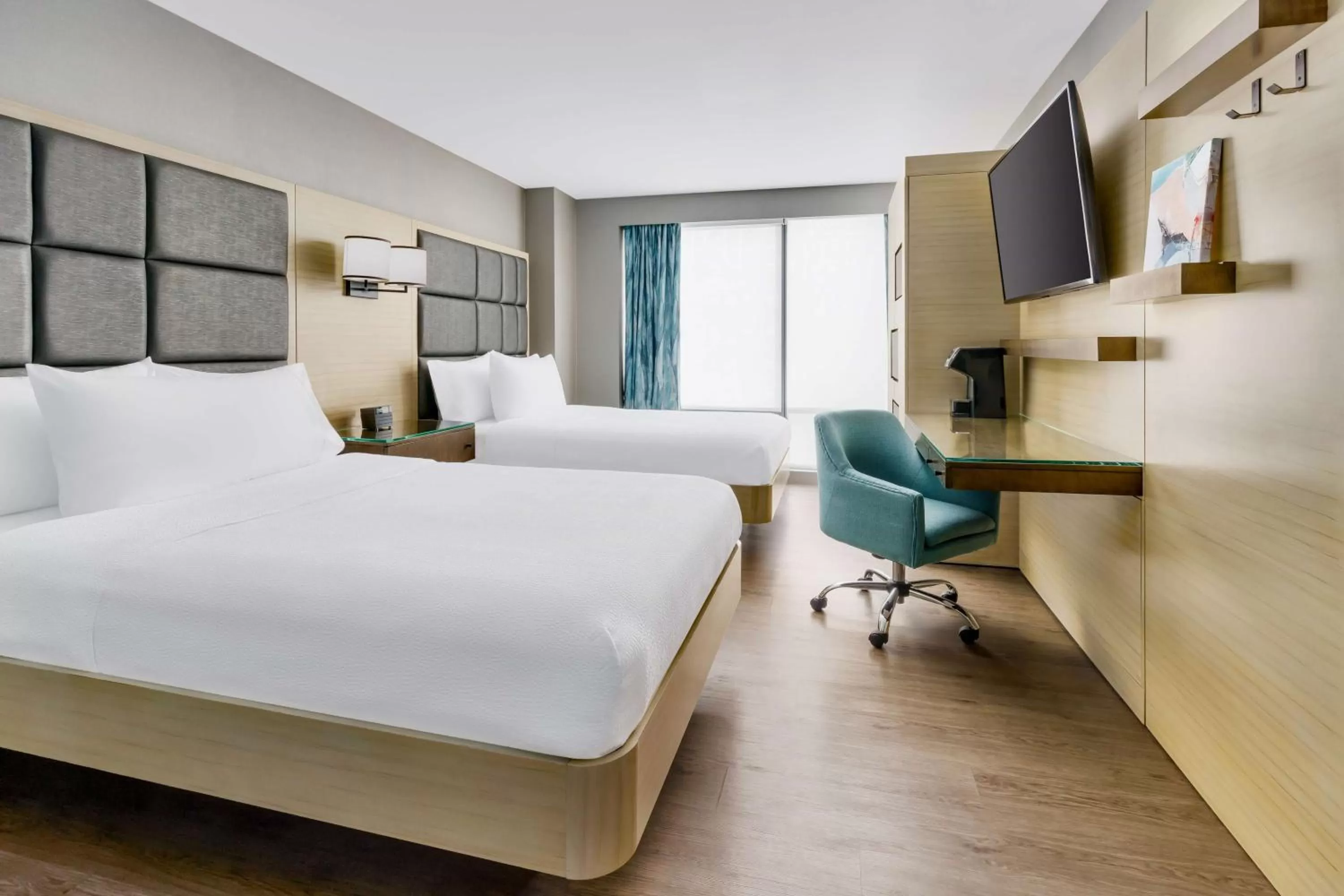 Bedroom, Bed in Hilton Garden Inn New York Times Square North