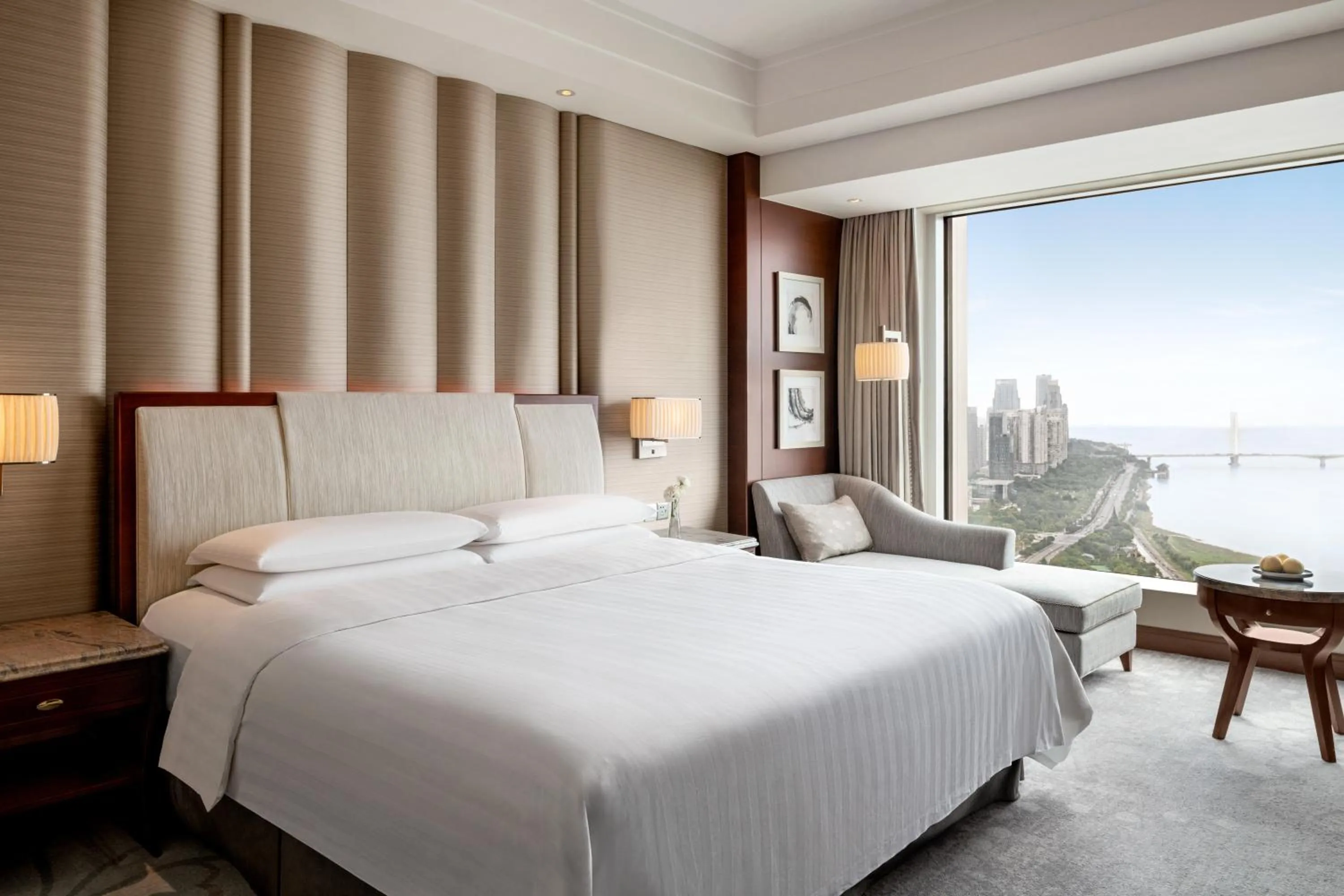 Photo of the whole room, Bed in Shangri-La Nanchang丨All room offer river views Just one stop from the Pavilion of Prince Teng