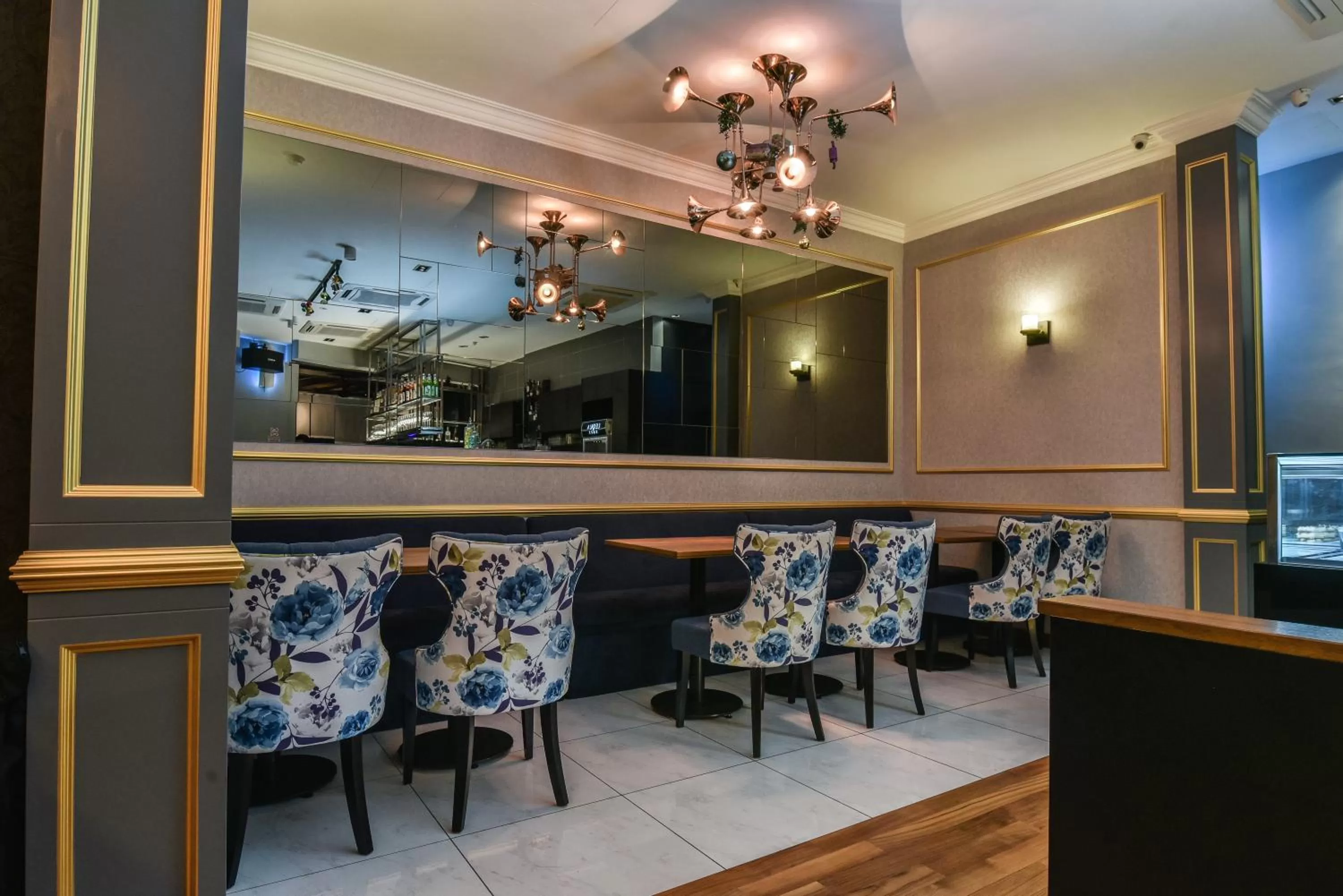 Restaurant/places to eat in Mood Hotel