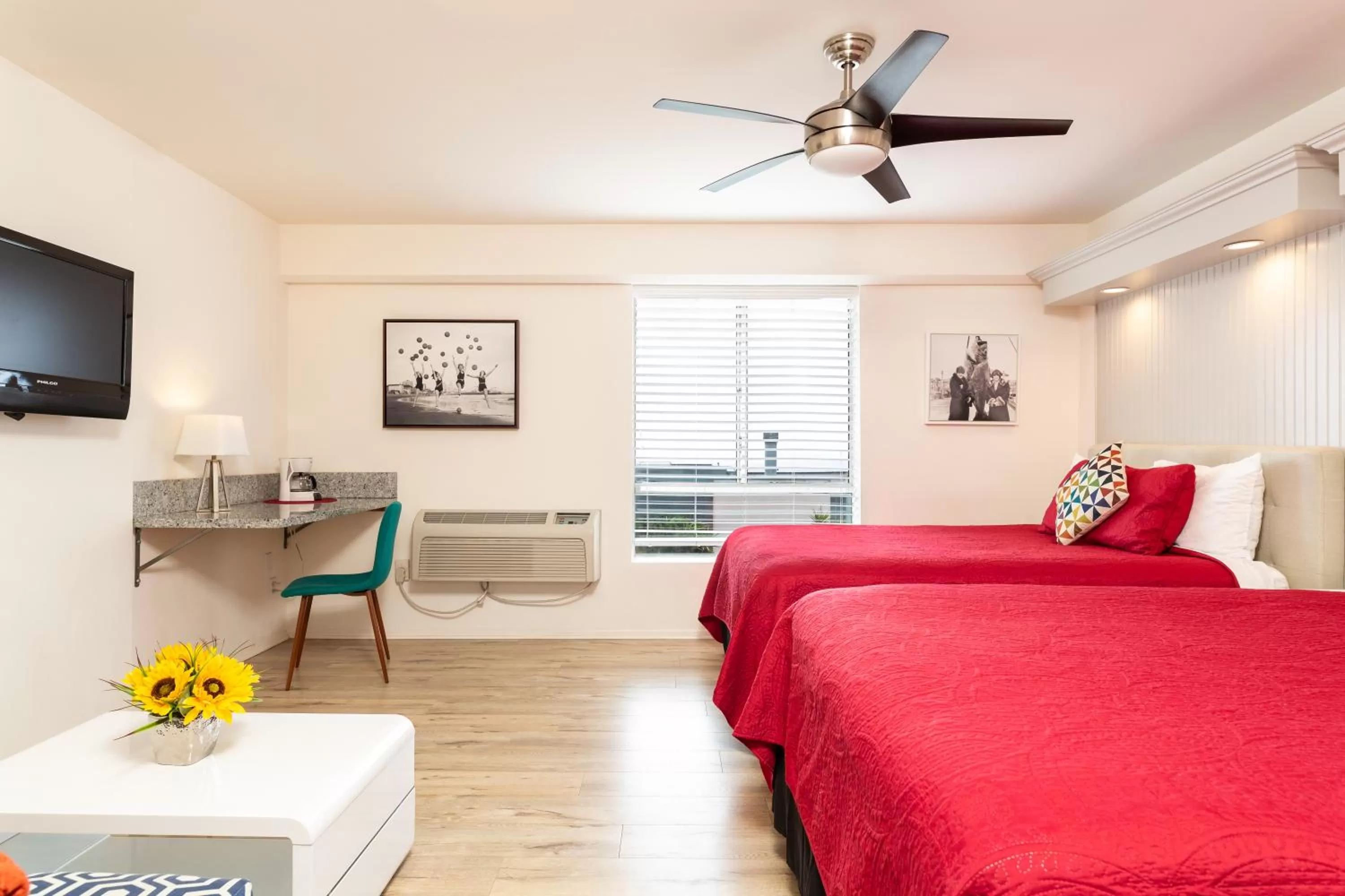 TV and multimedia, Bed in The Sea View Inn At The Beach