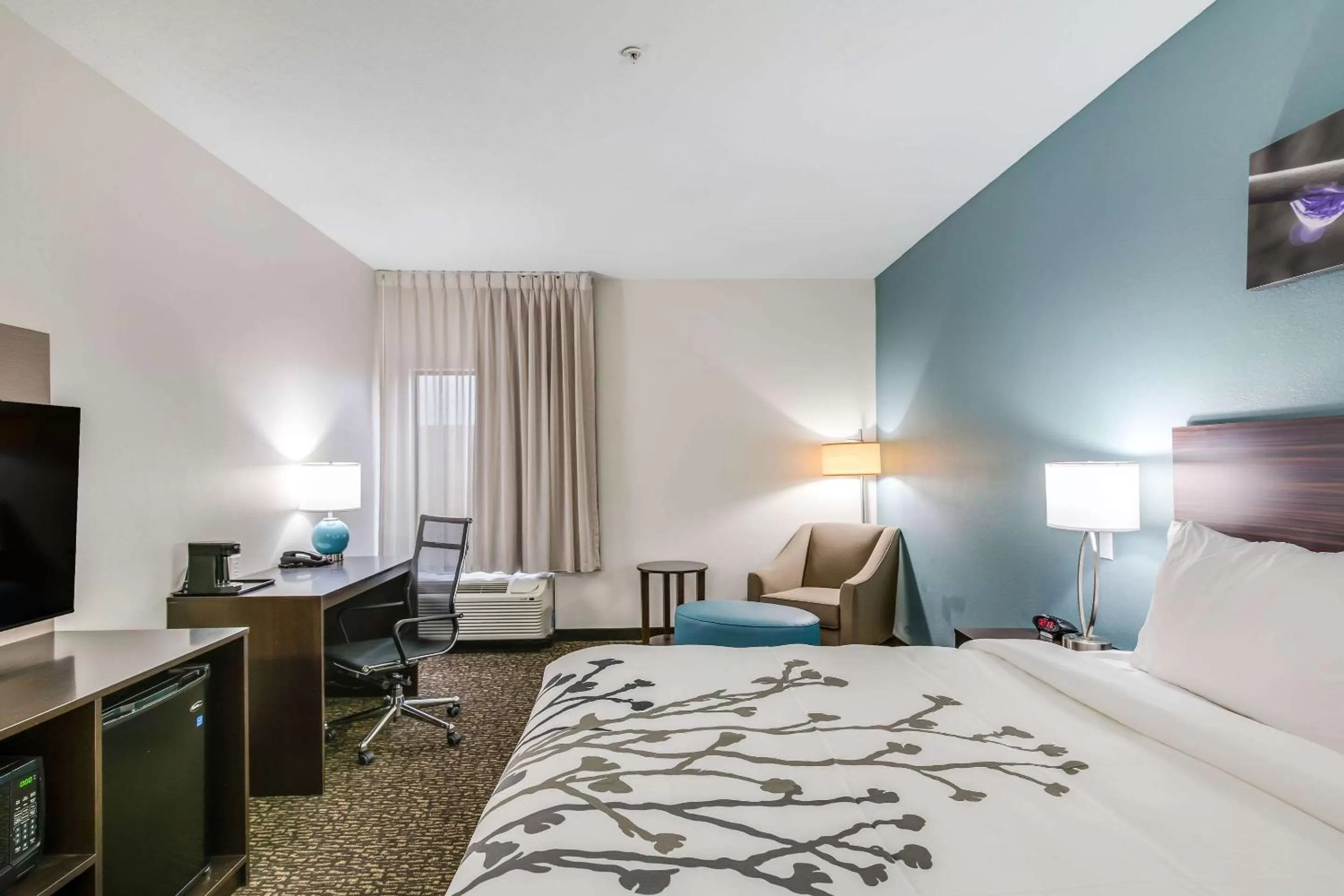 Photo of the whole room, Bed in Sleep Inn Clovis