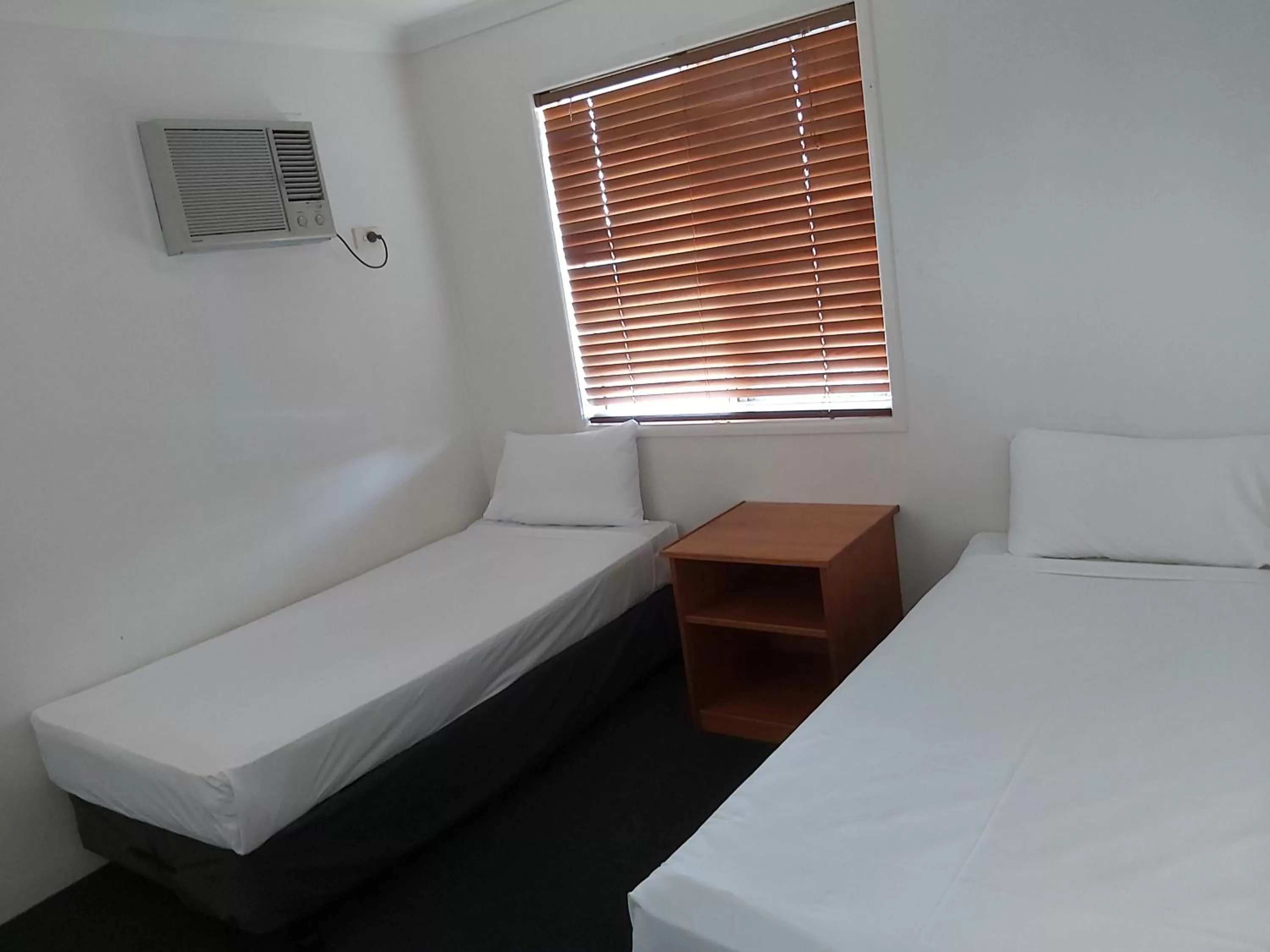 Bed in Cosmopolitan Motel & Serviced Apartments