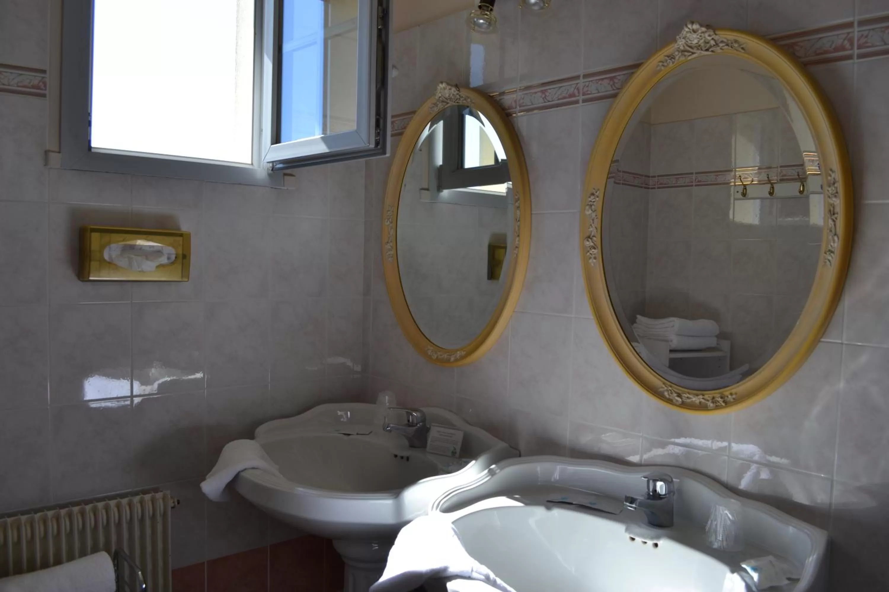 Bathroom in Hôtel Le Castel