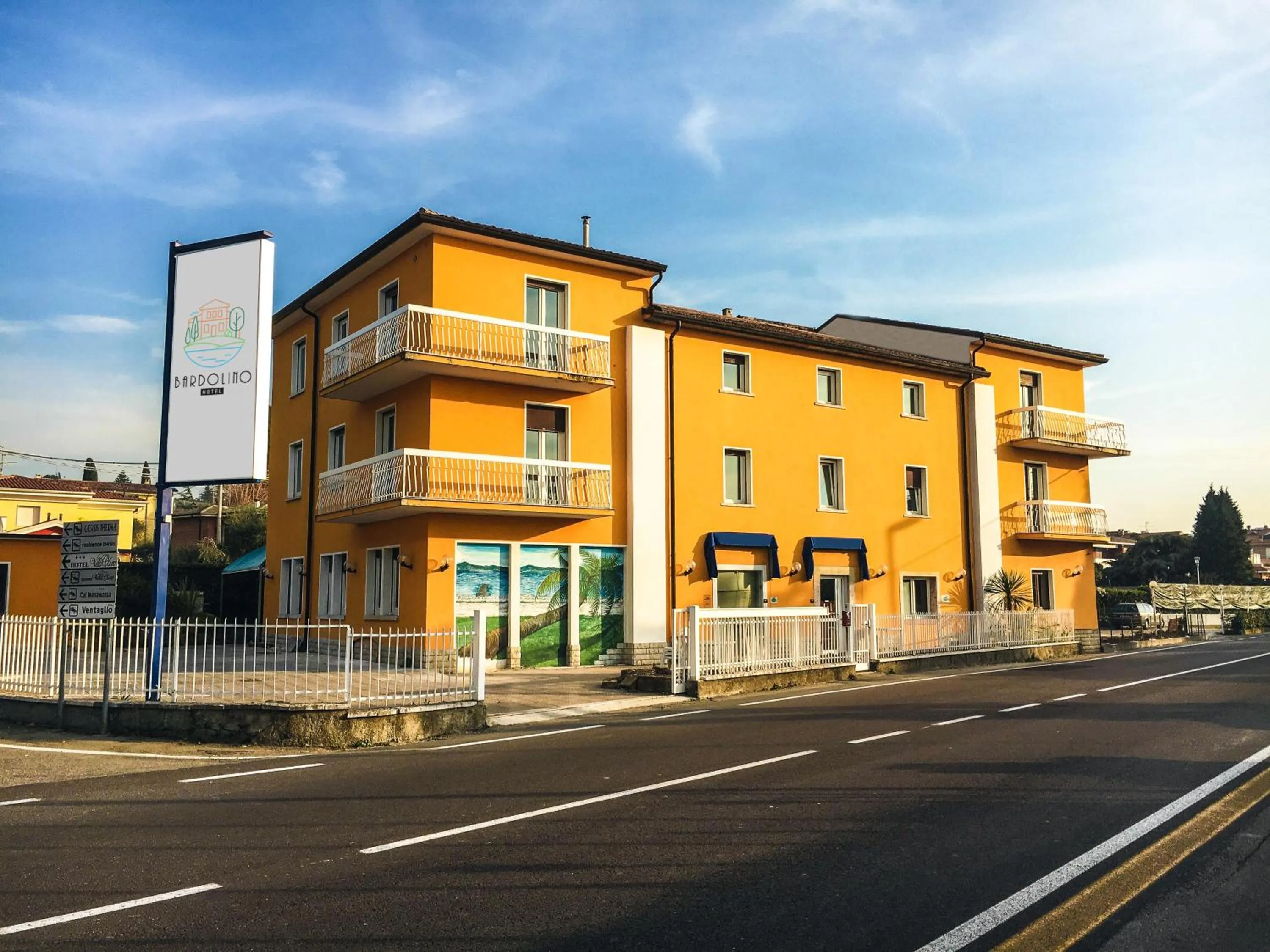 Facade/entrance in Hotel Bardolino