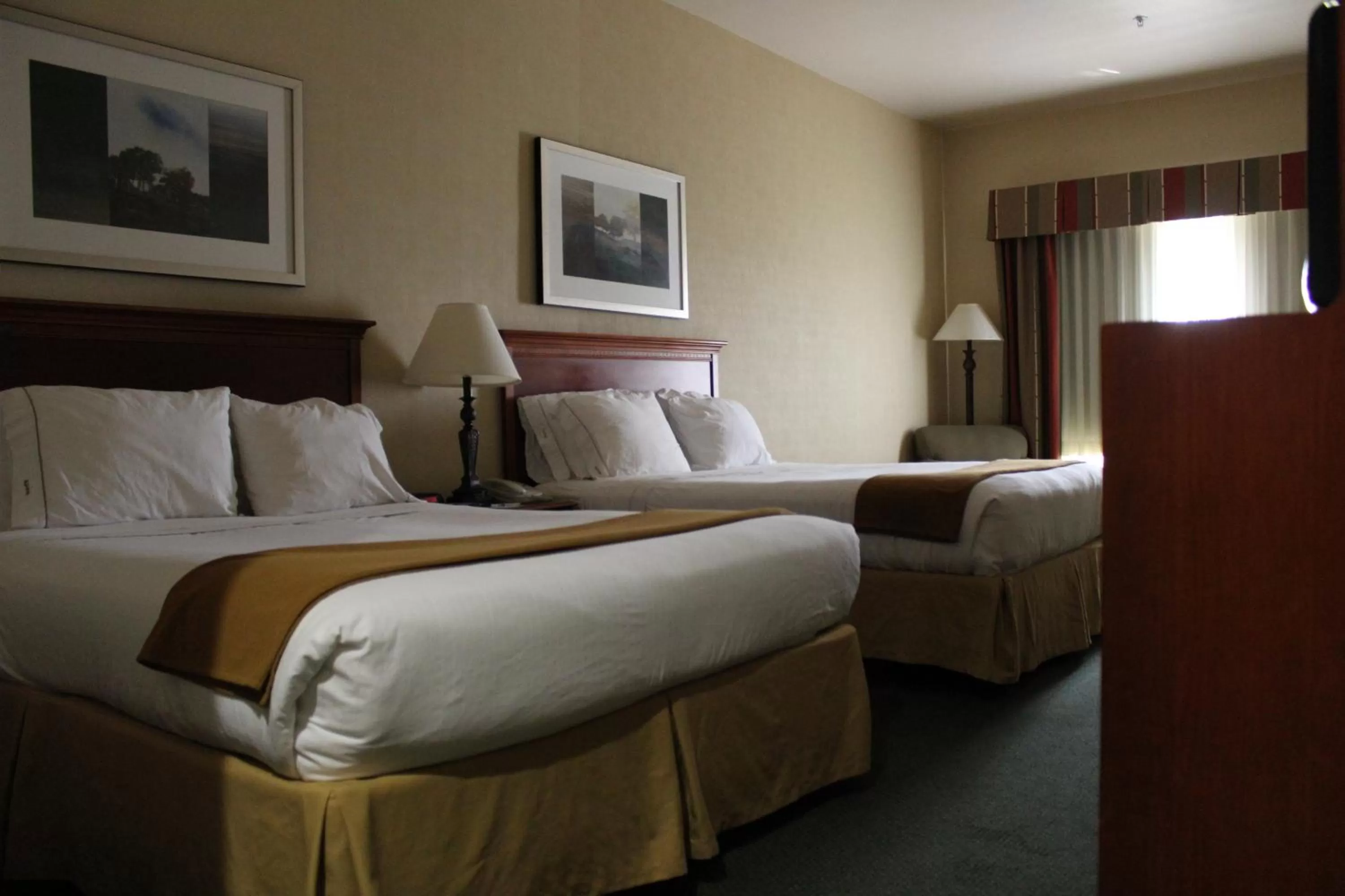 Bed in Holiday Inn Express Tehachapi by IHG