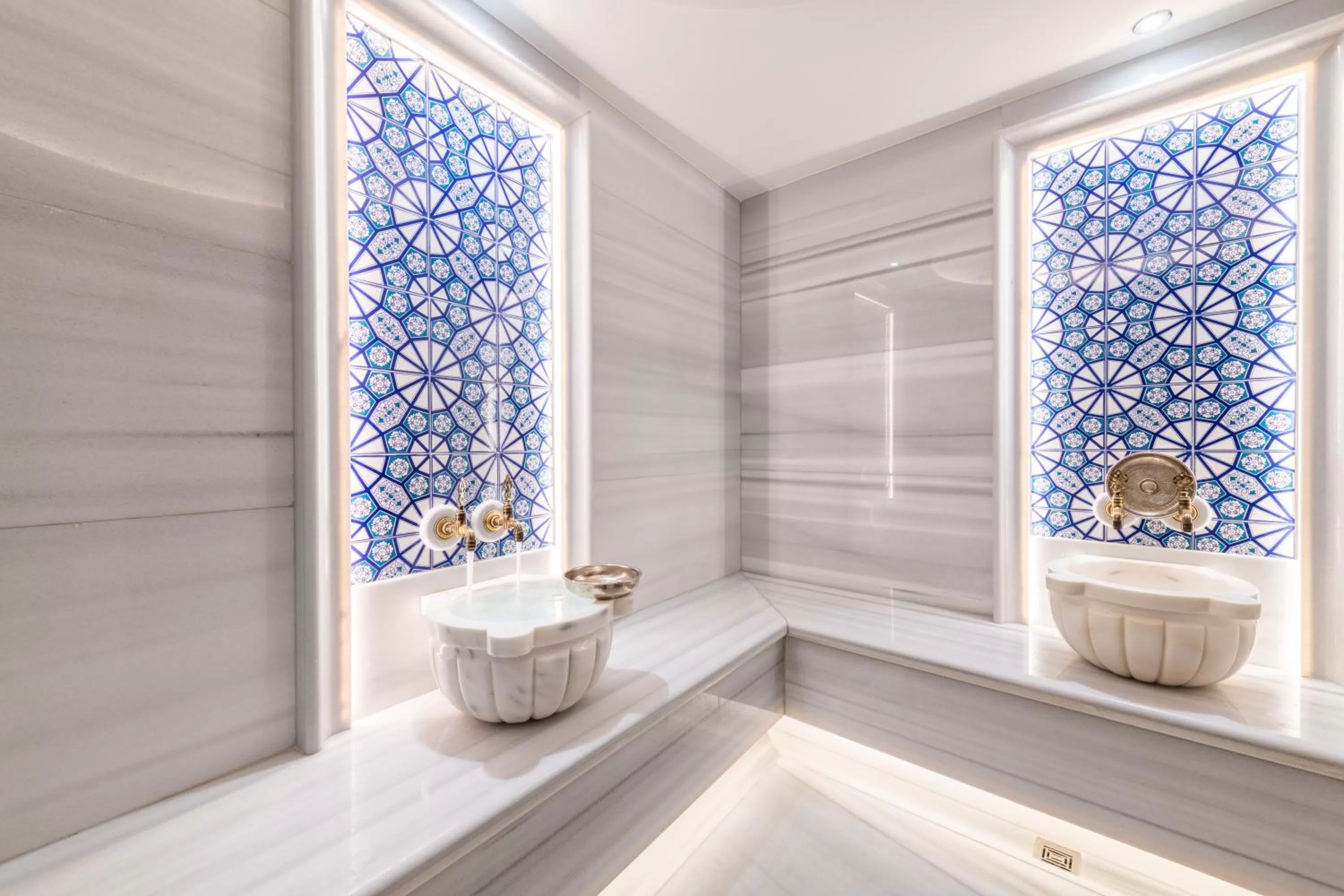 Public Bath in Aprilis Deluxe Hotel