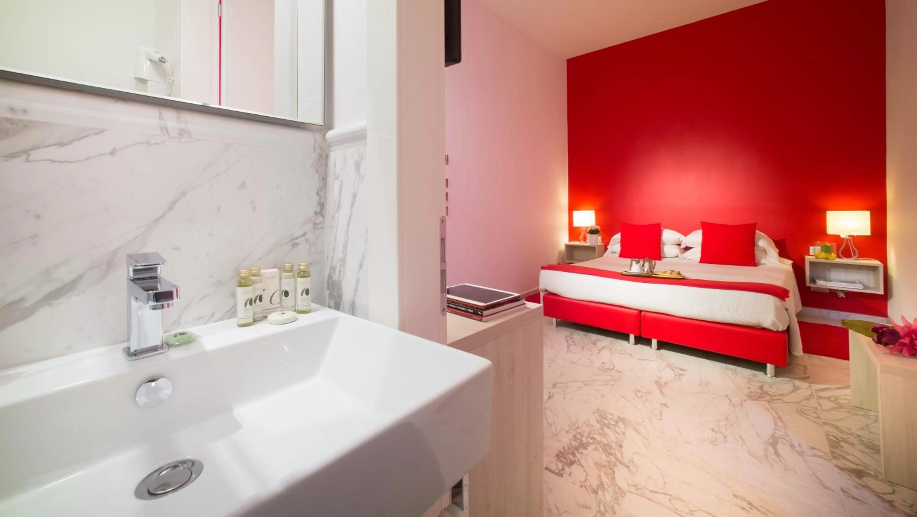 Bathroom, Bed in Hotel Boston