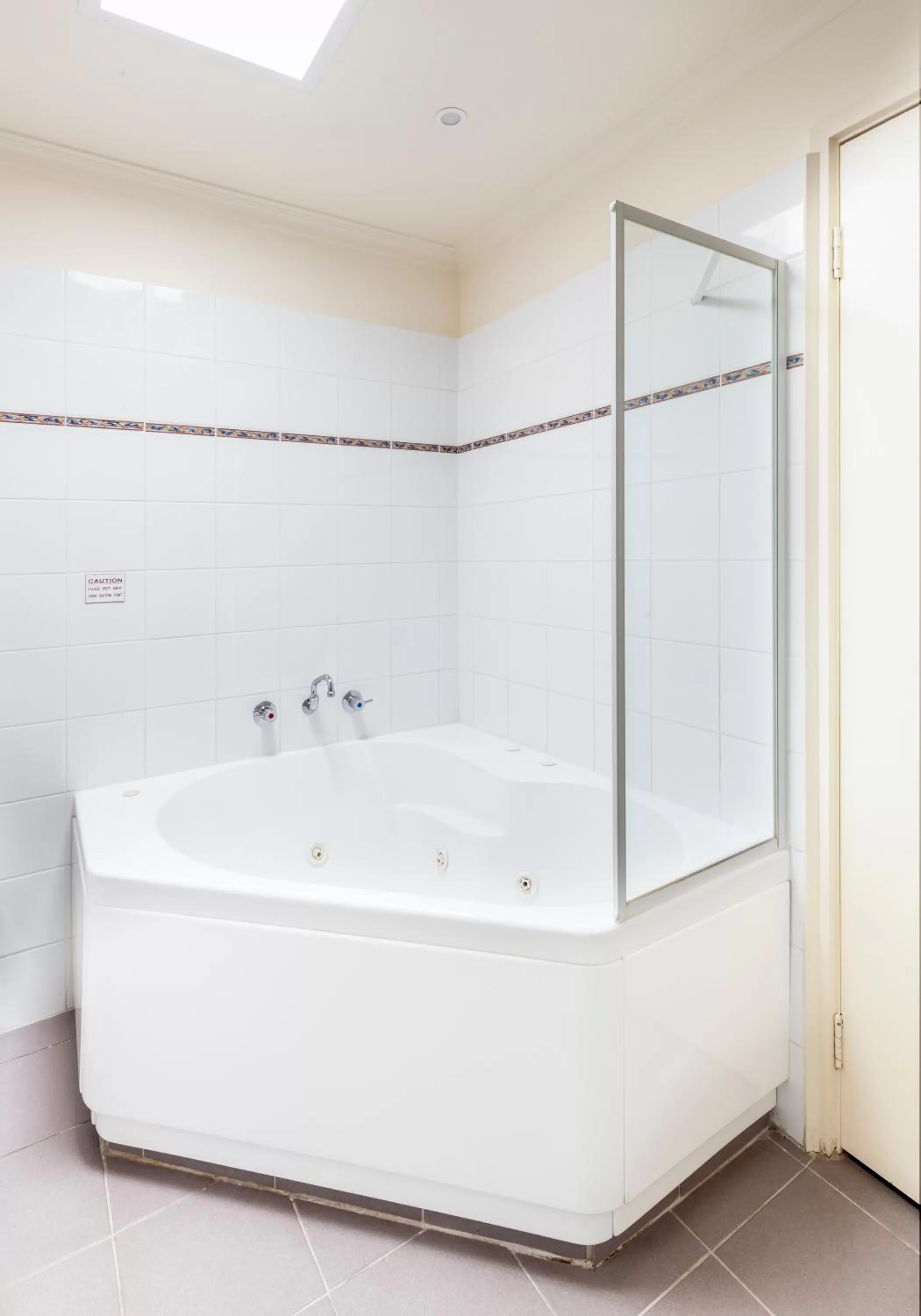 Bath in Best Western Plus Buckingham International