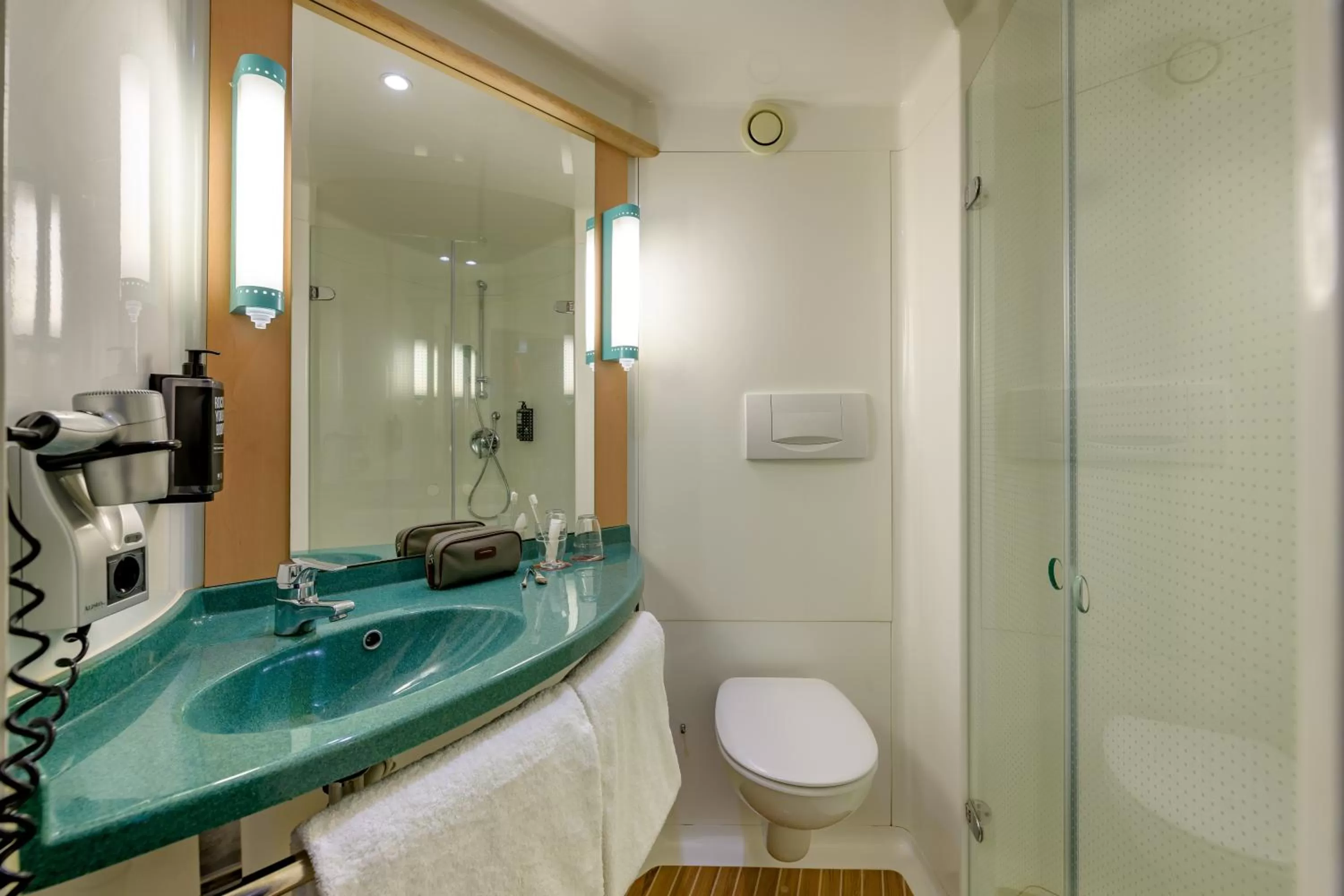 Toilet in ibis Hamburg Alsterring