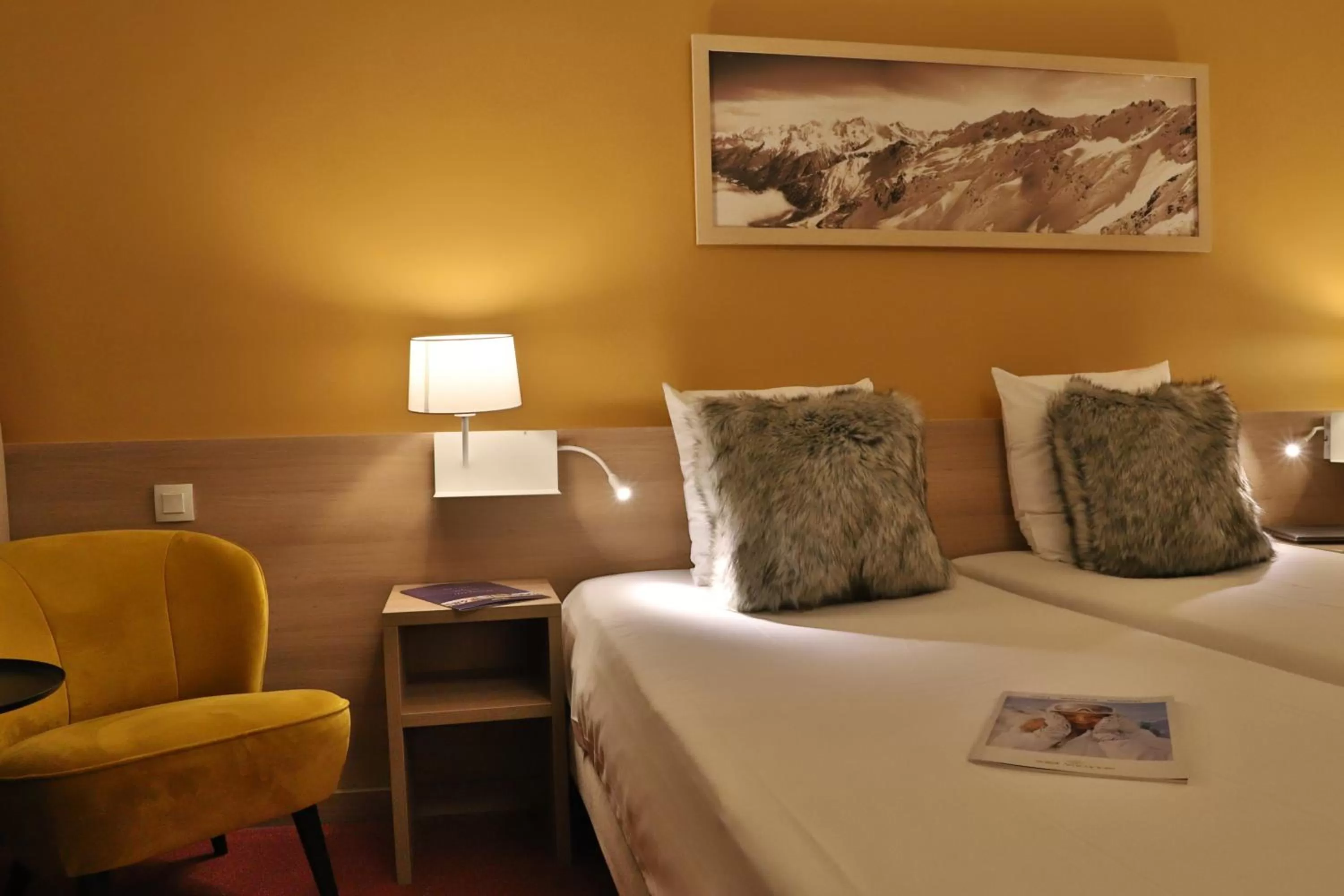 Bedroom, Bed in SOWELL HOTELS Mont Blanc et SPA