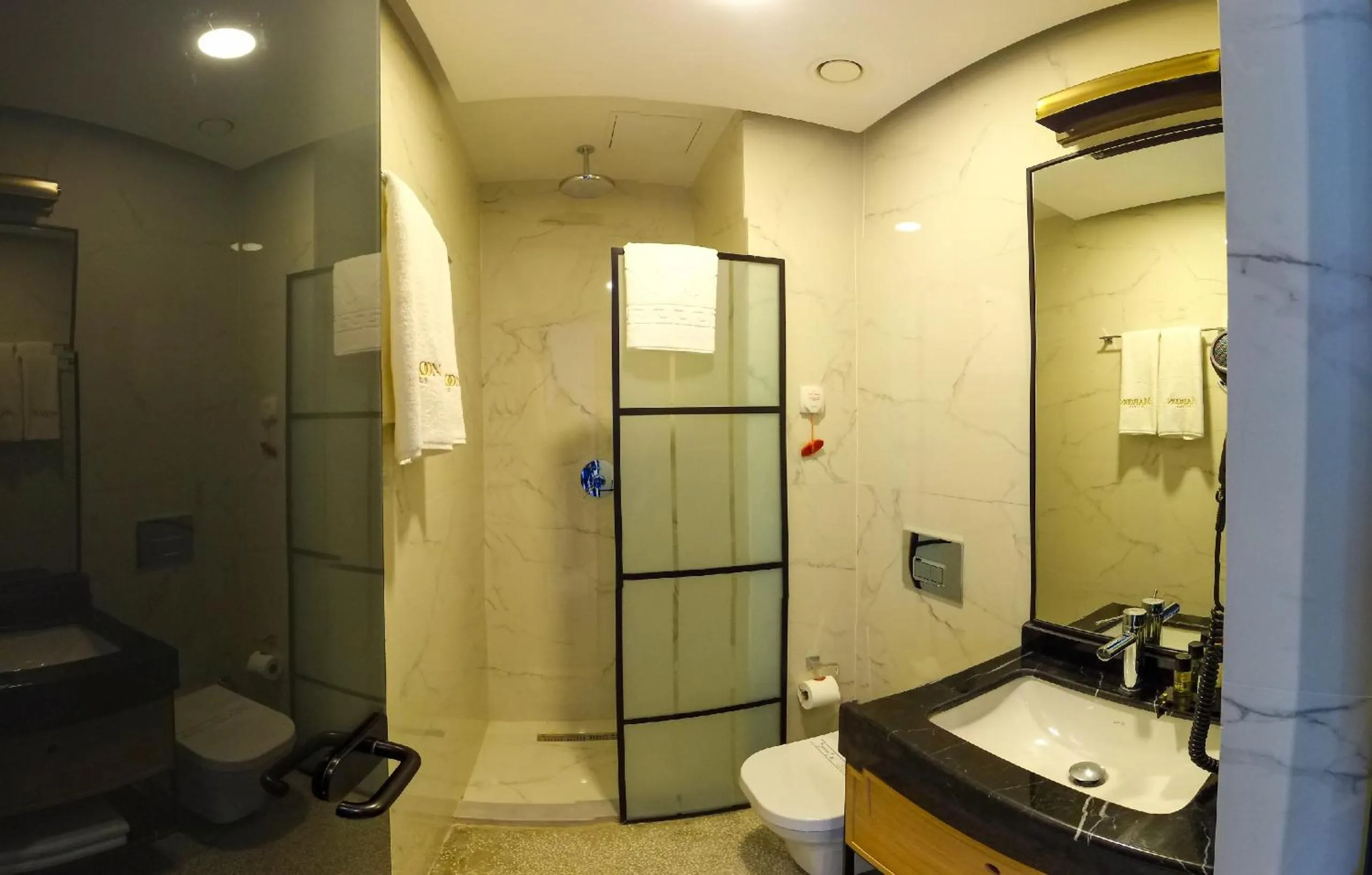 Bathroom in Maroon Tomtom