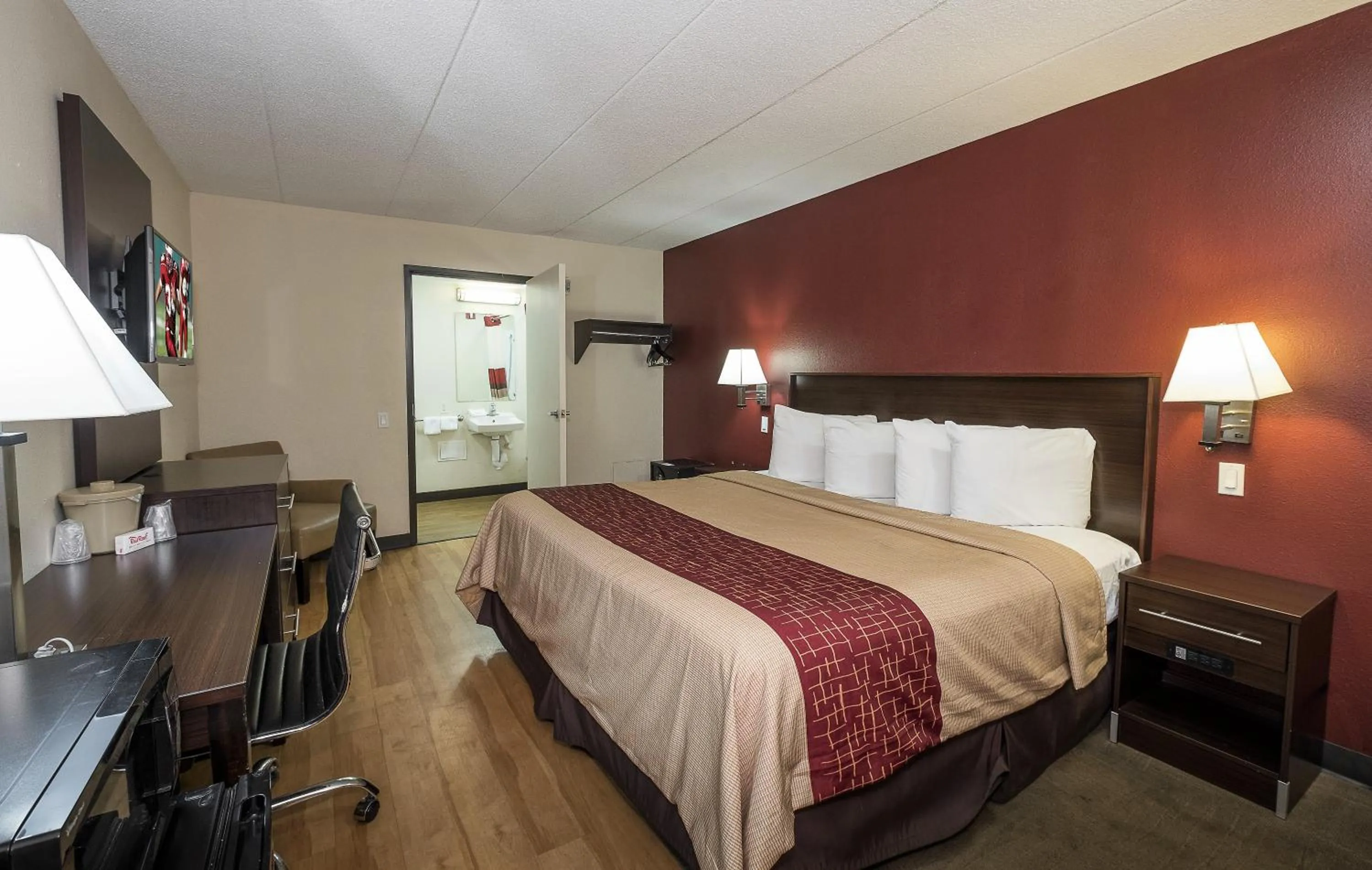 Photo of the whole room, Bed in Red Roof Inn Columbus East- Reynoldsburg