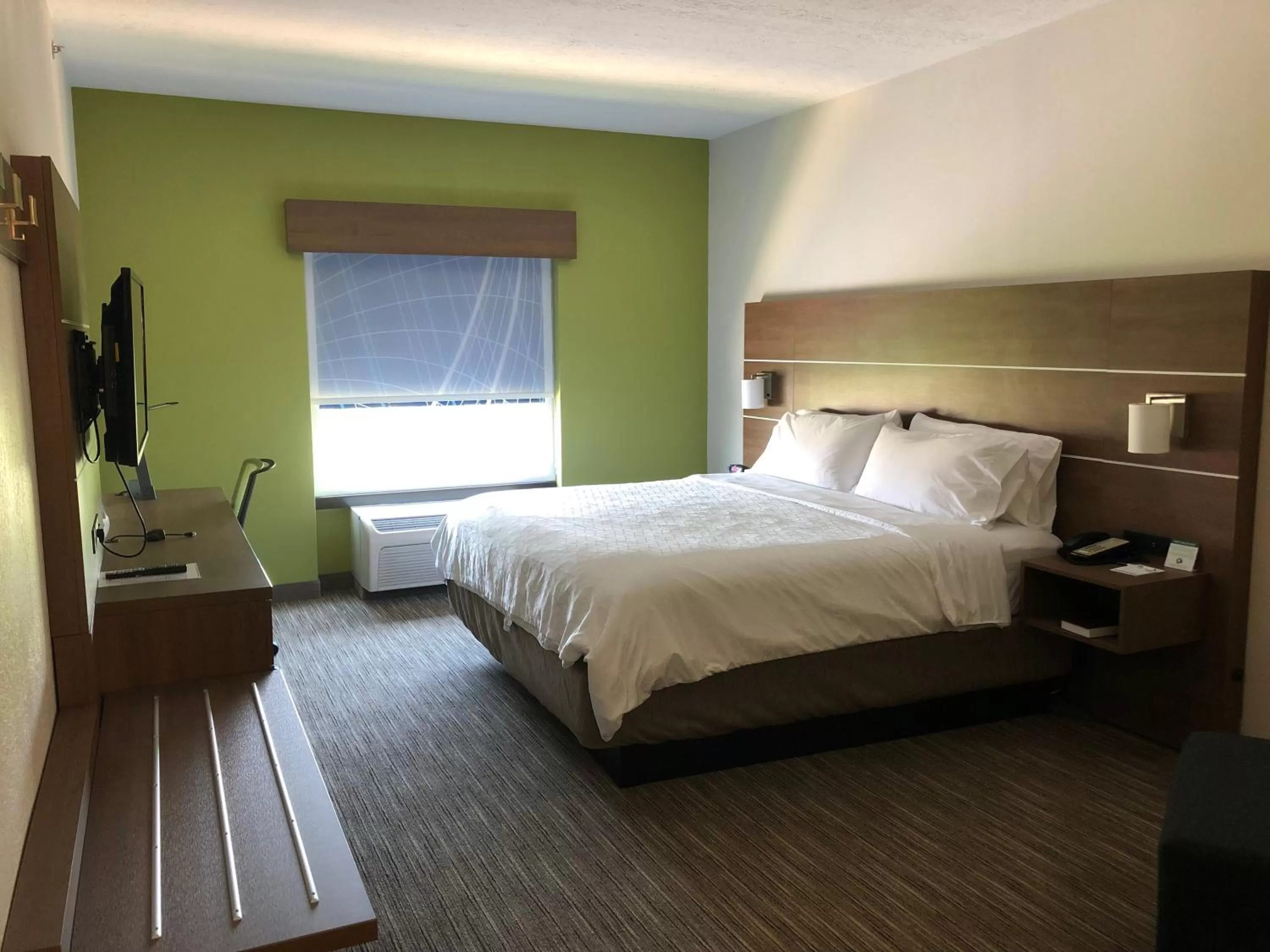 Bed in Holiday Inn Express Hotel & Suites Franklin by IHG