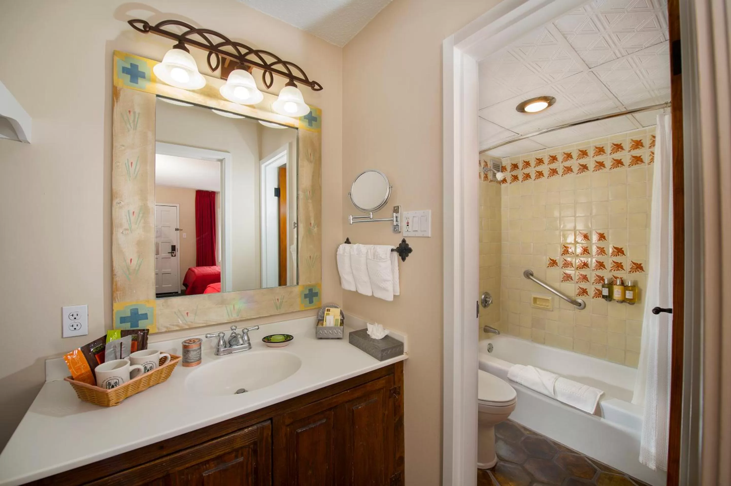 Bathroom in Inn of the Governors