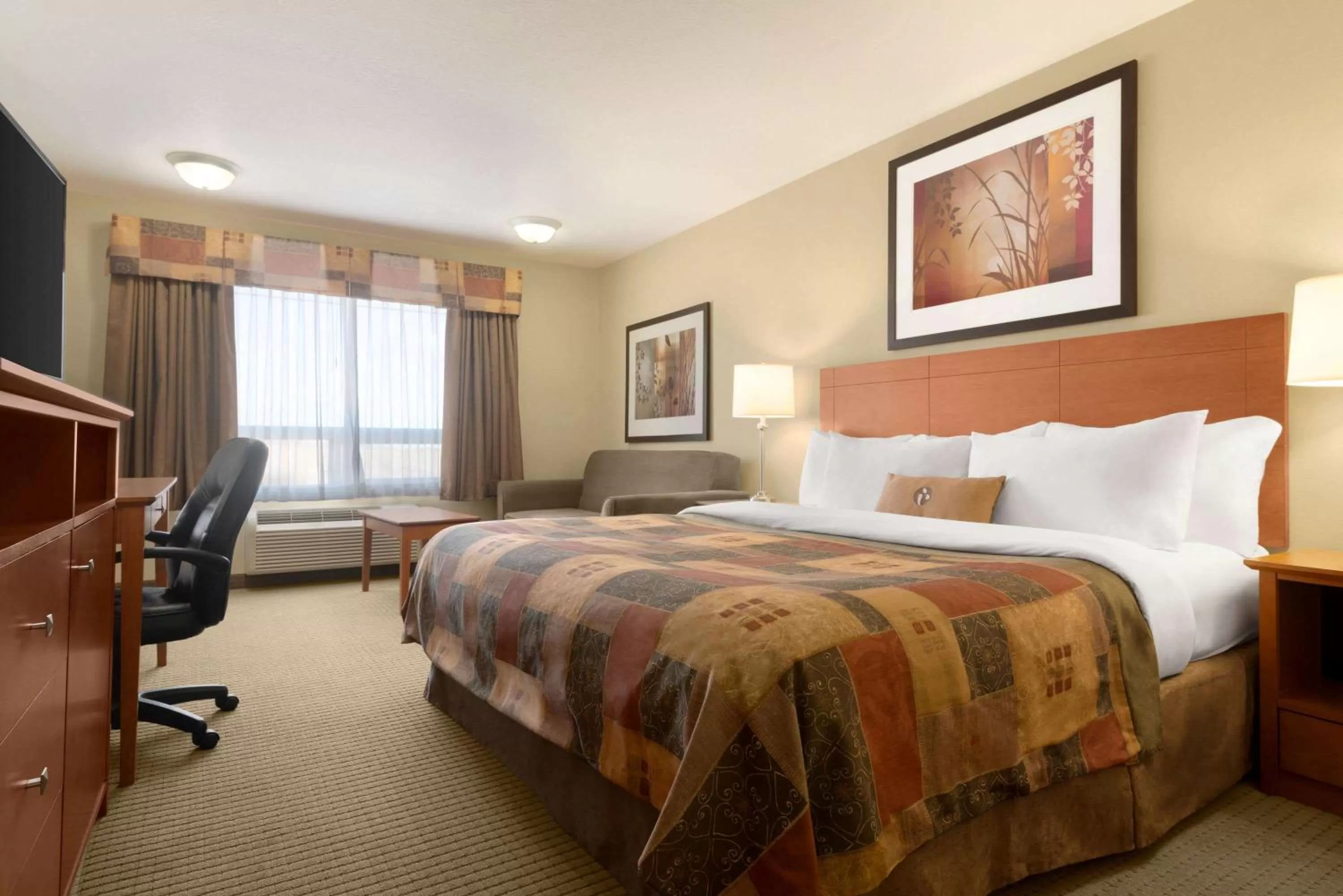 Photo of the whole room, Bed in Ramada by Wyndham Drayton Valley