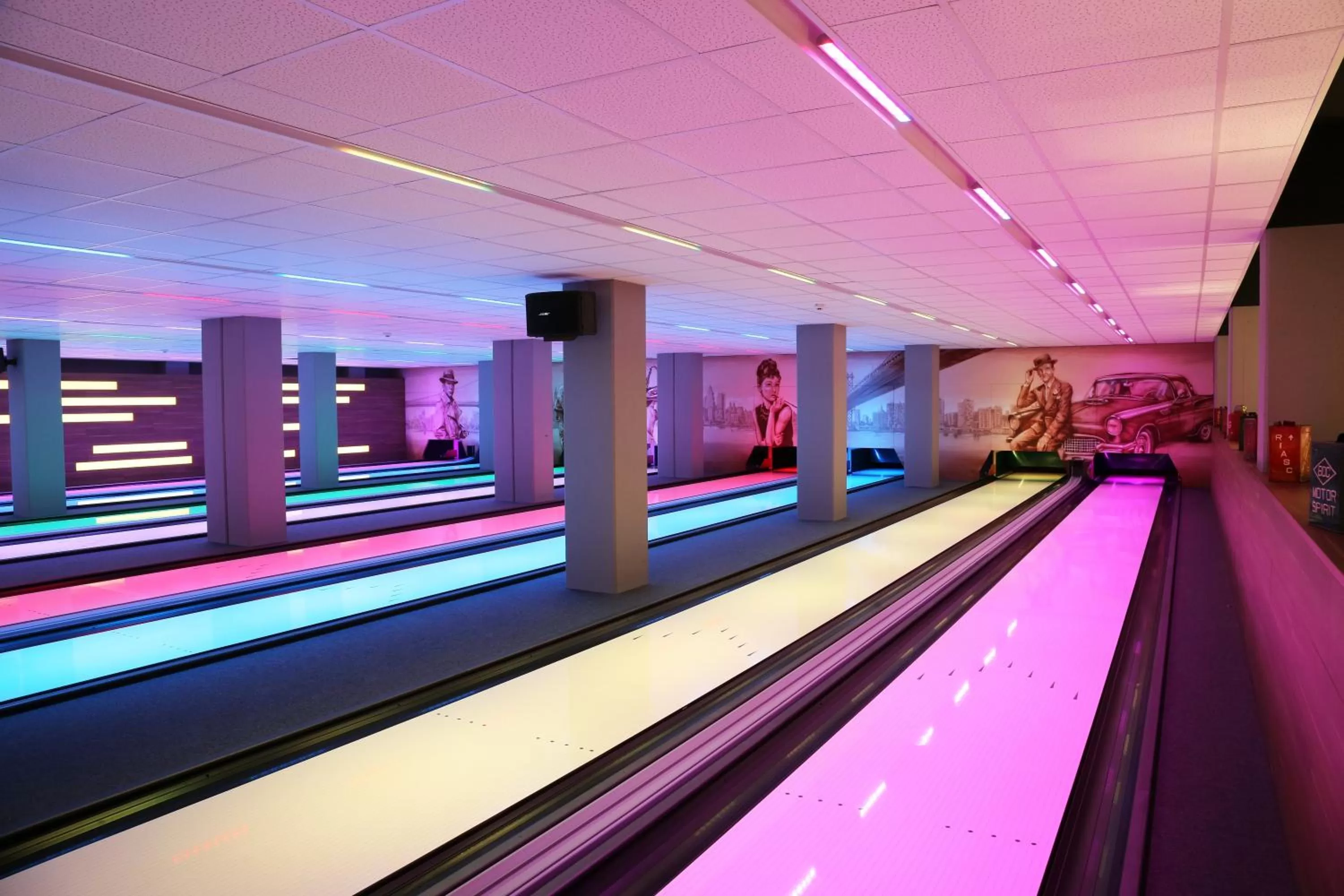 Bowling in Hotel Cinema 8