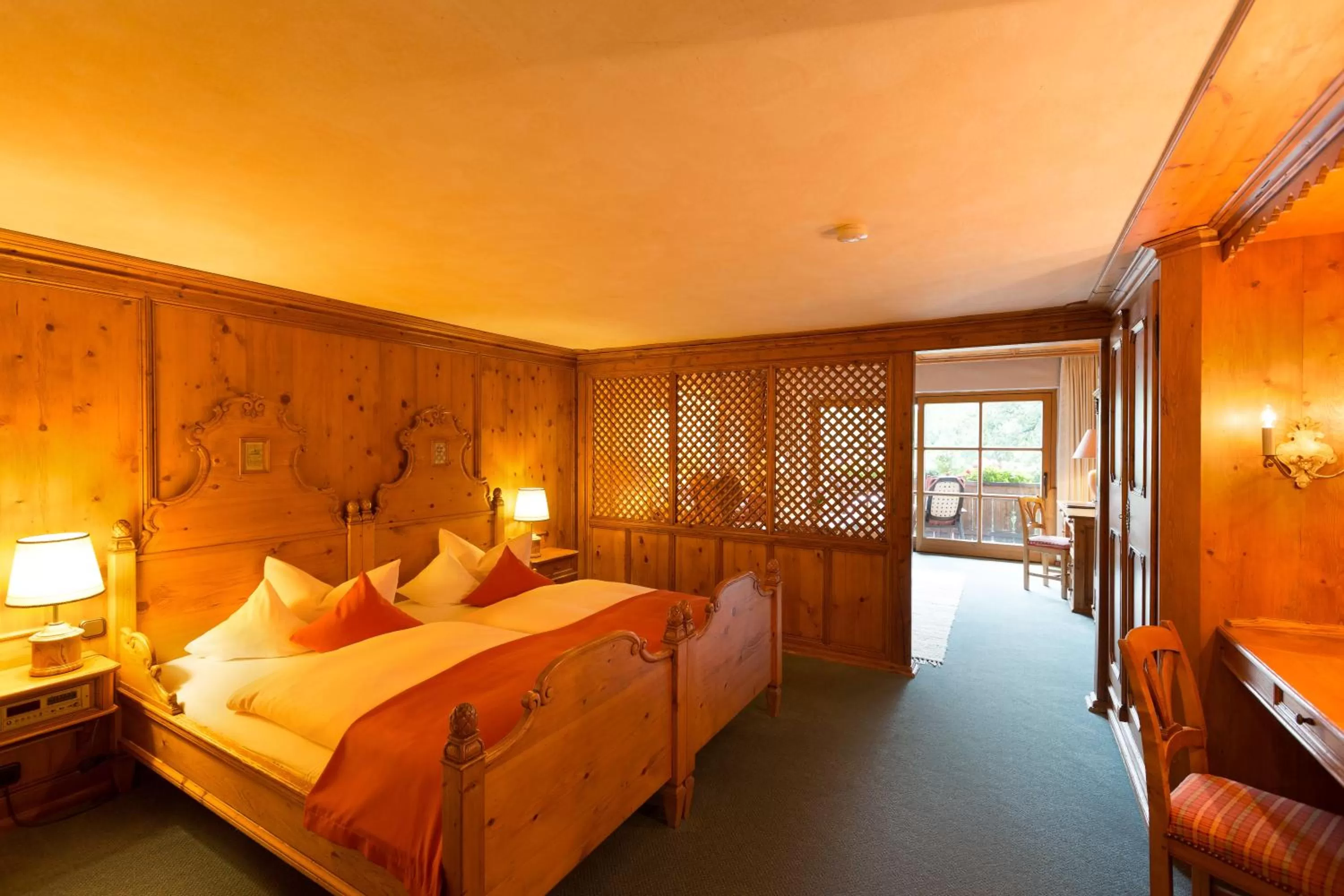 Photo of the whole room, Bed in Reindl's Partenkirchener Hof