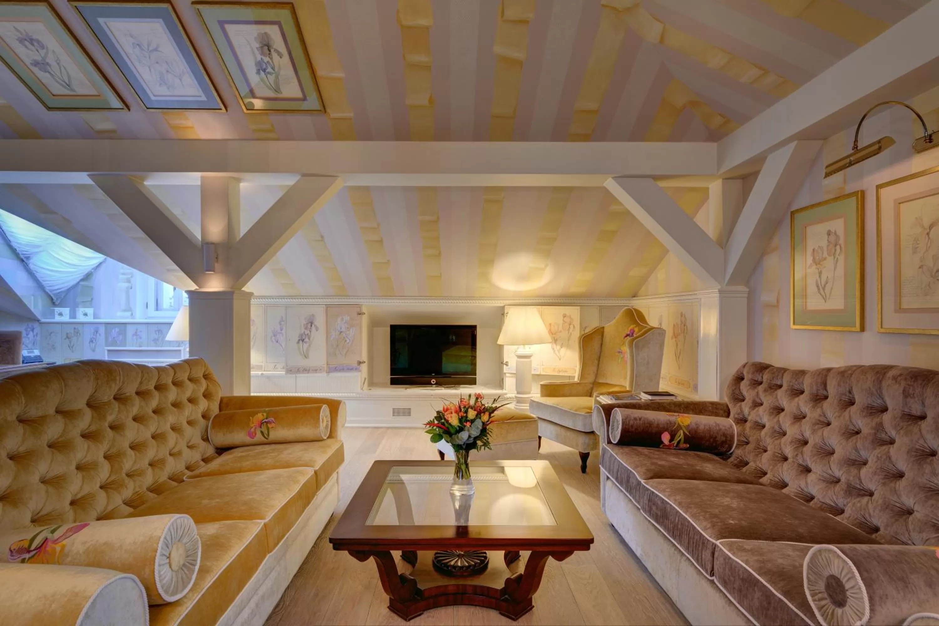 TV and multimedia in The Bonerowski Palace Boutique Hotel