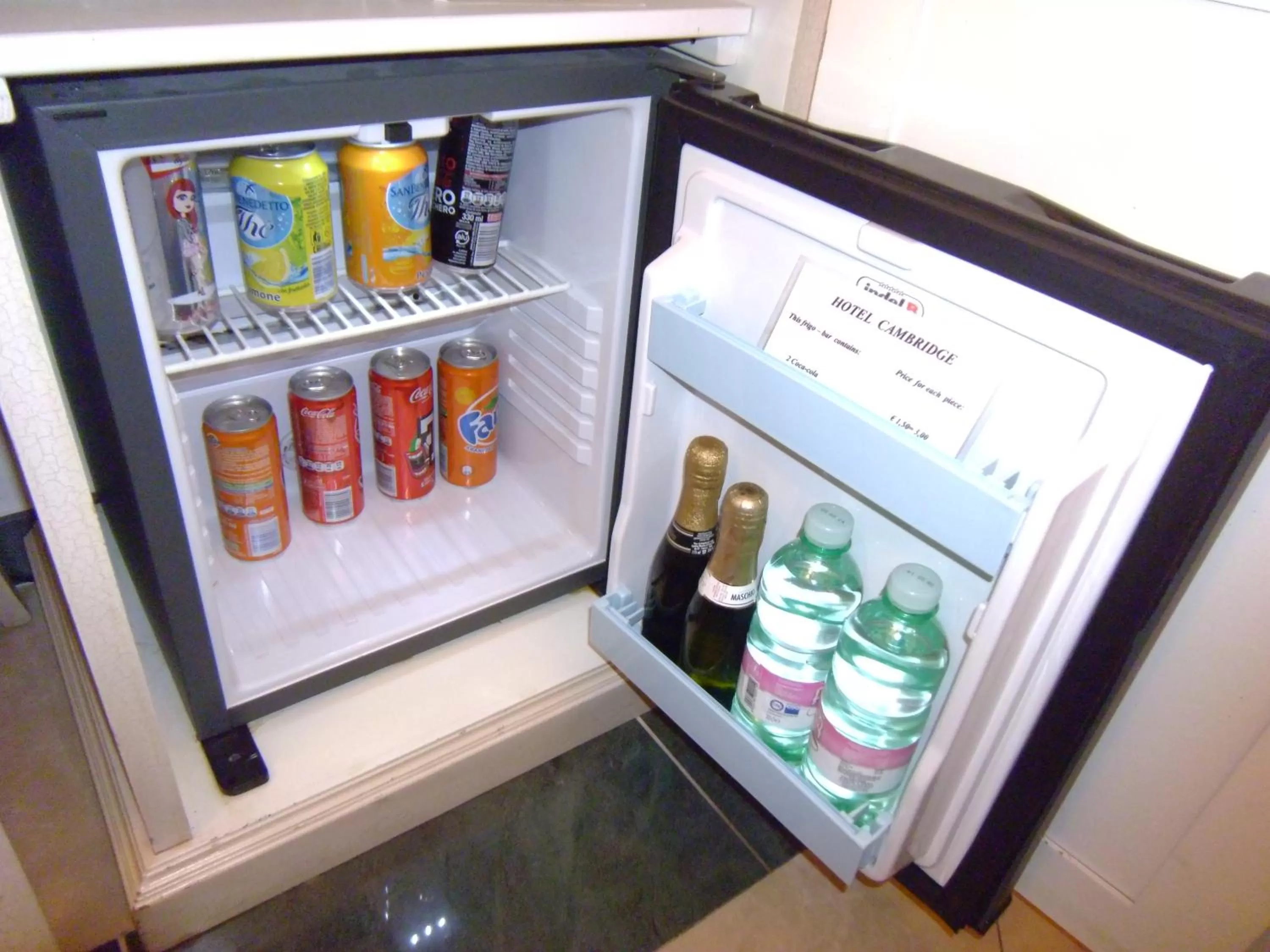 Food and drinks in Cambridge Hotel