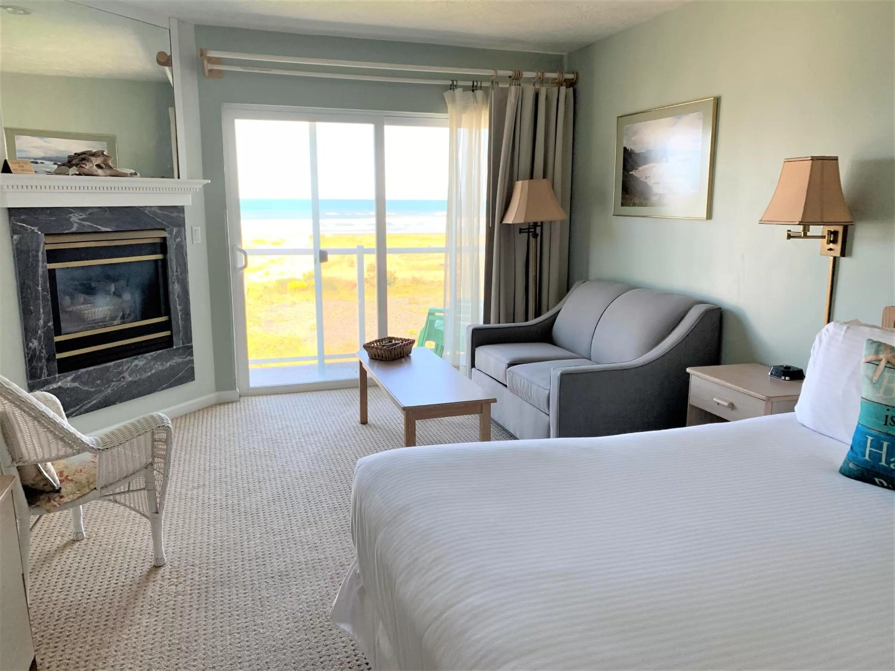 Bed, Sea View in Inn at the Shore