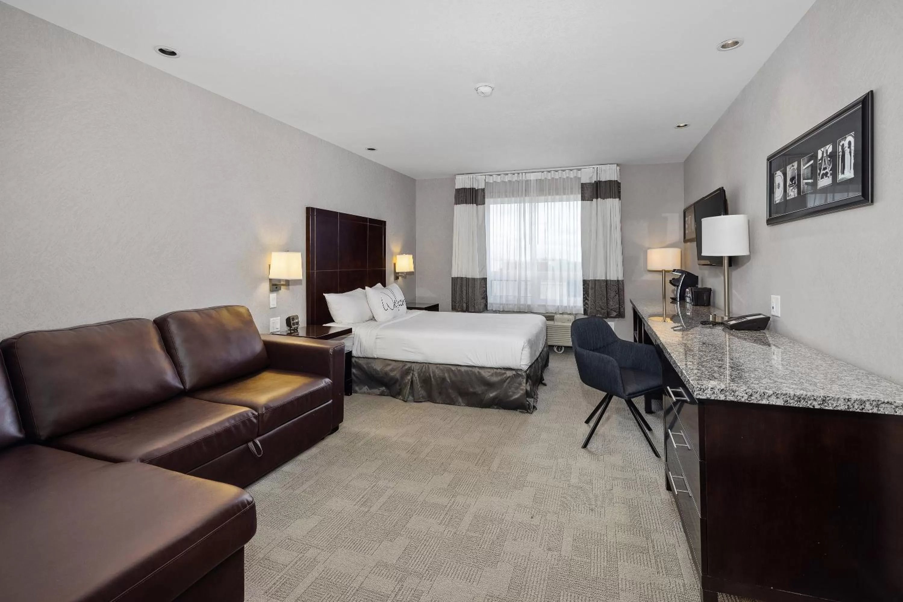 Photo of the whole room, Bed in Home Inn & Suites Yorkton