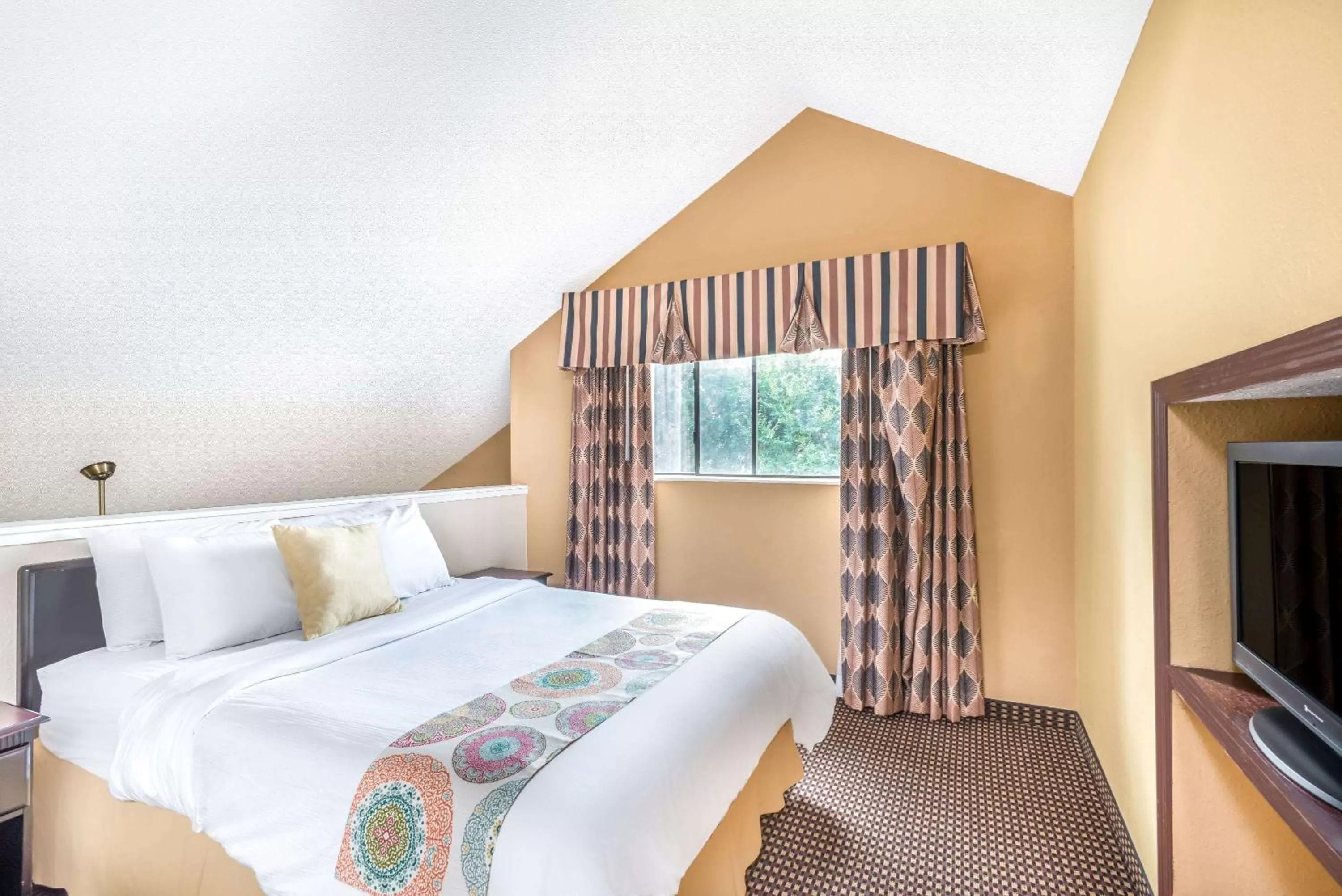 Photo of the whole room, Bed in Hawthorn Extended Stay by Wyndham Dayton