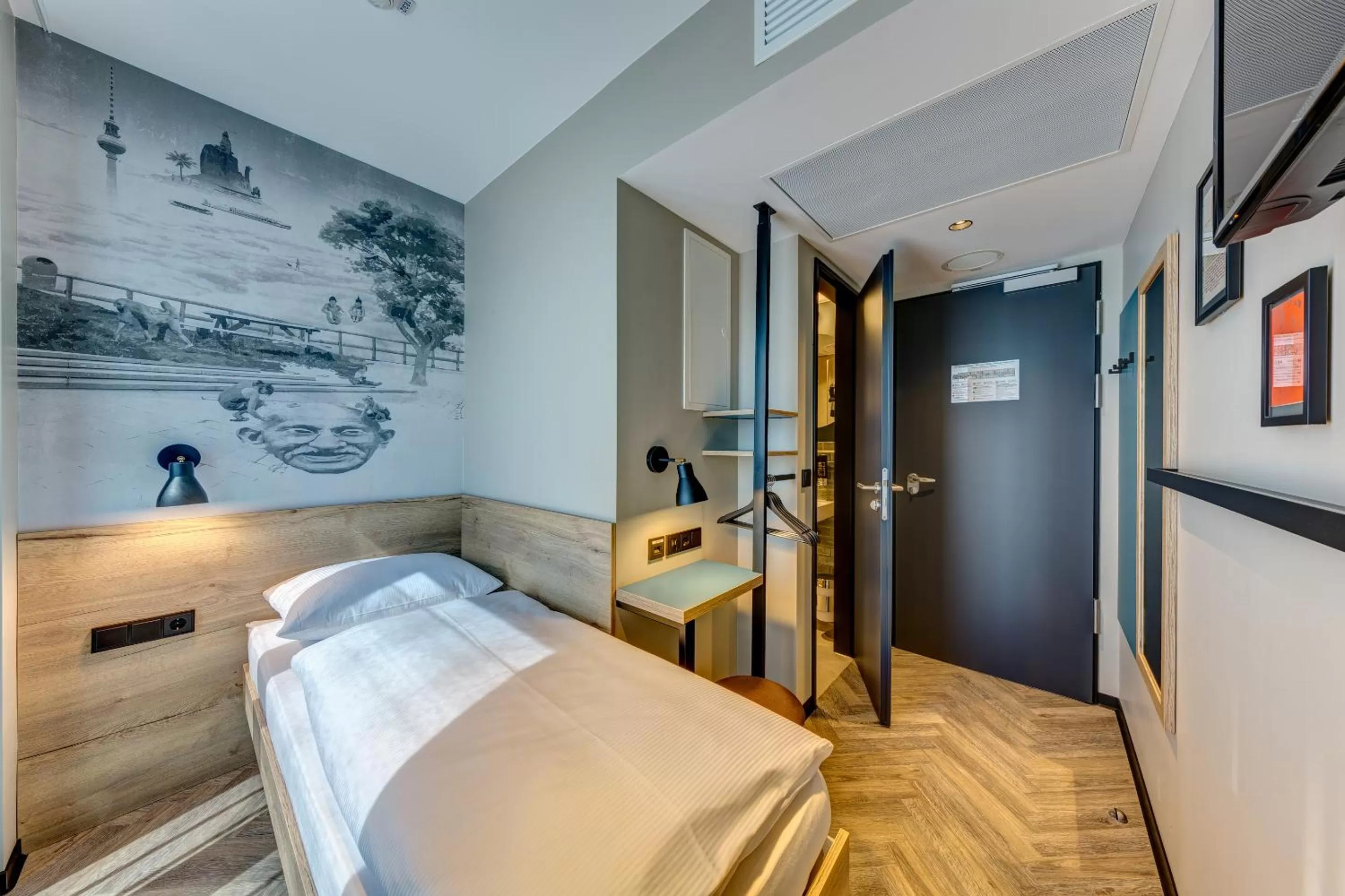 Photo of the whole room, Bed in Schulz Hotel Berlin Wall at the East Side Gallery