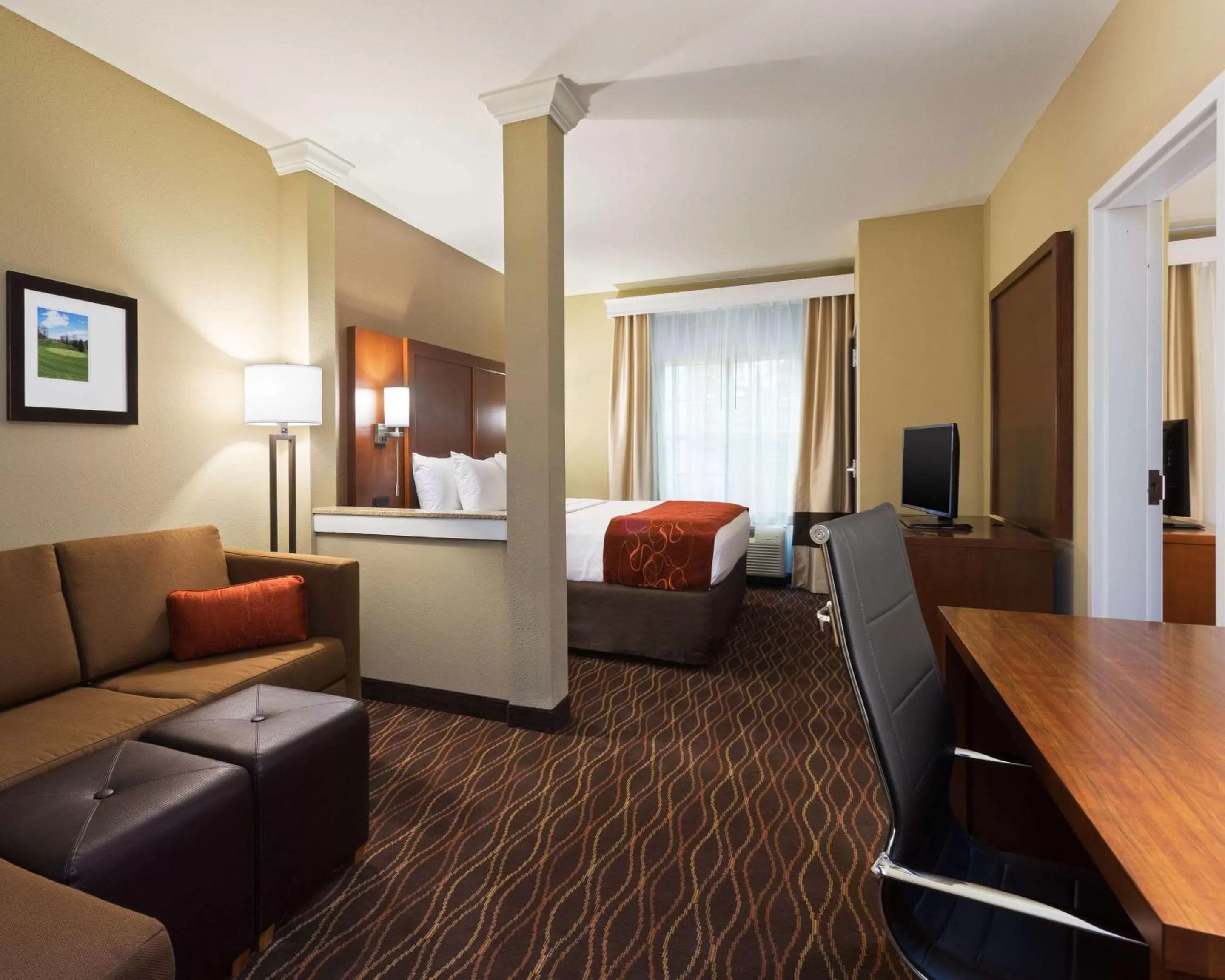 Photo of the whole room, Bed in Comfort Suites DuBois Country Club