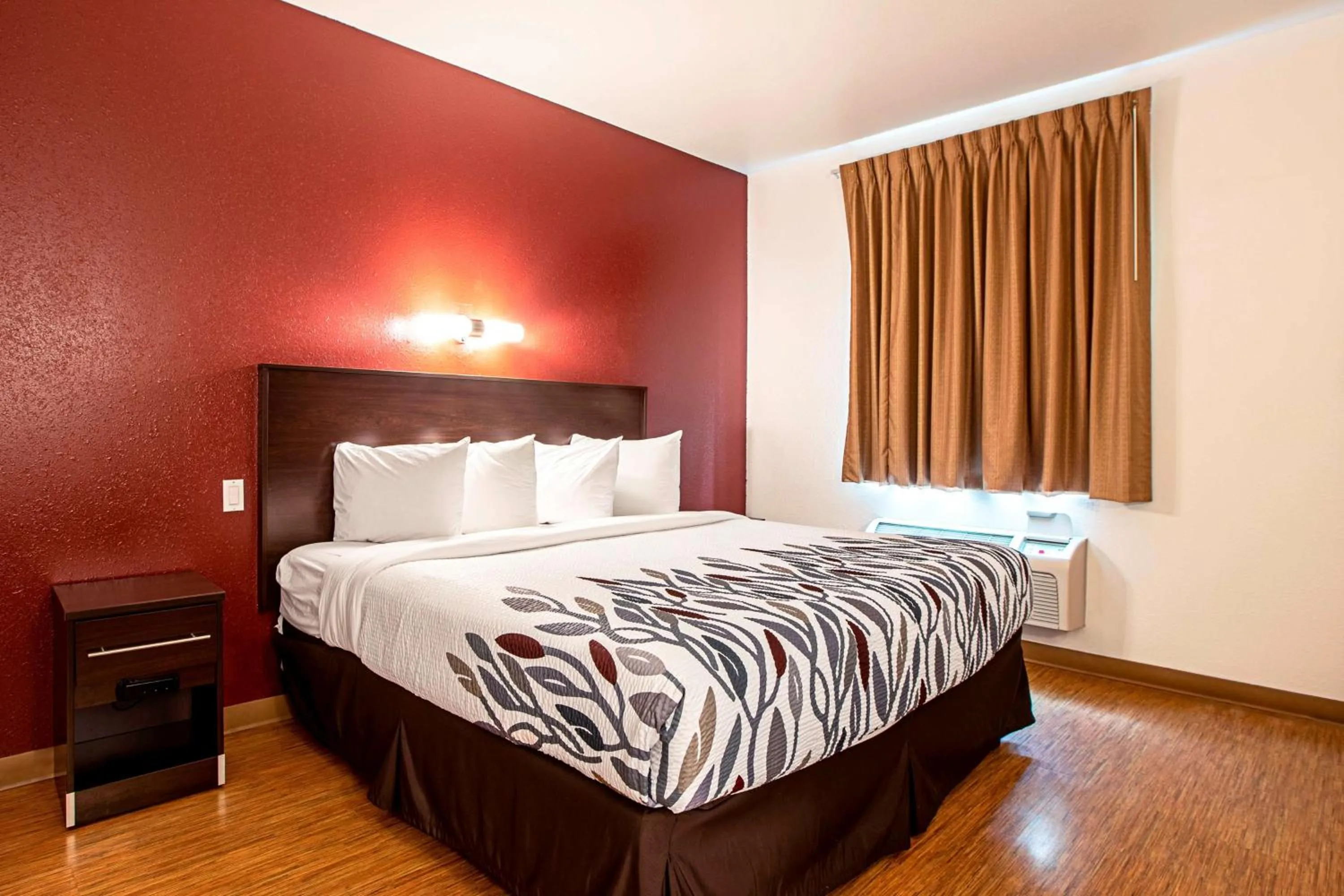 Photo of the whole room, Bed in Seasons Inn Traverse City