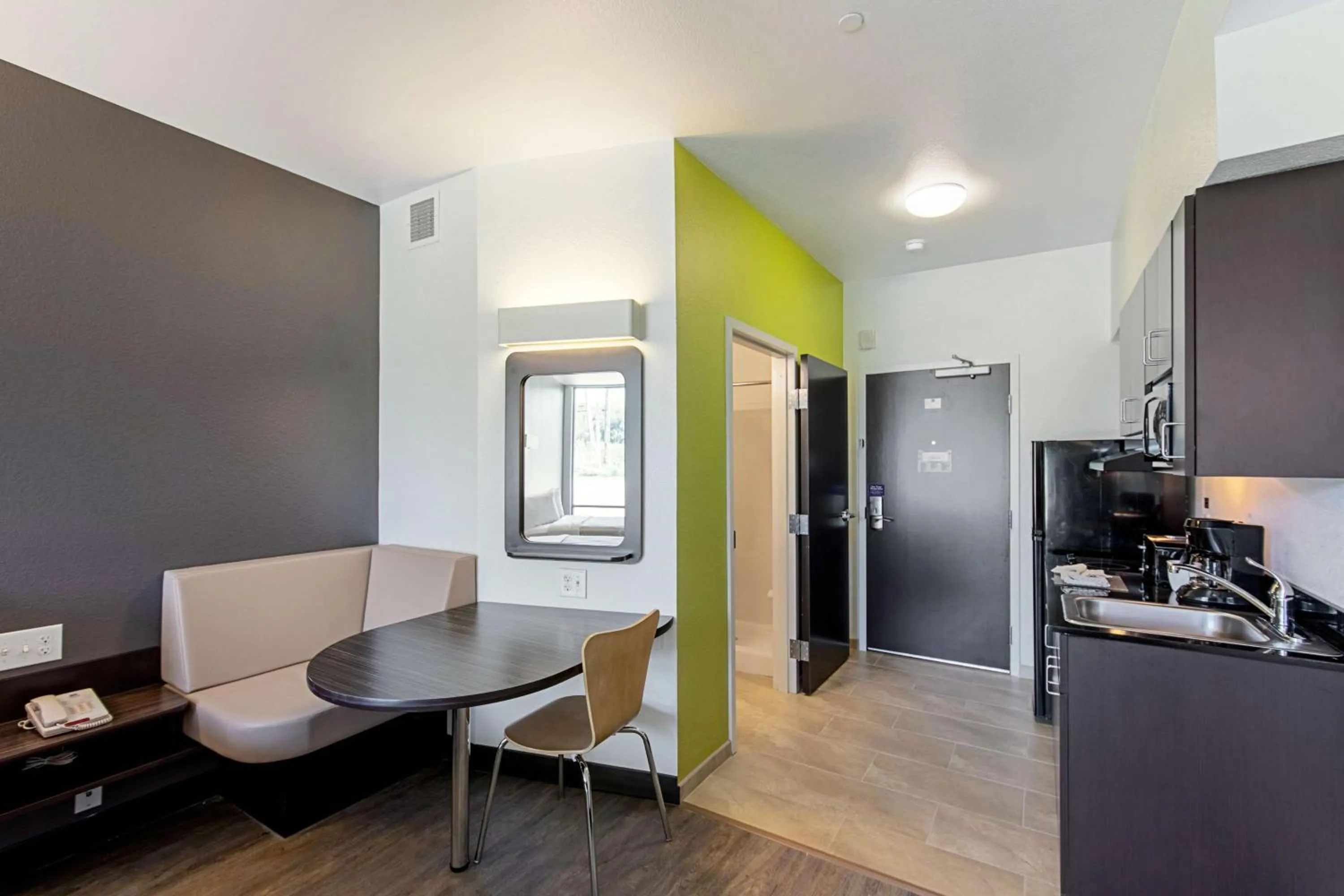 Photo of the whole room in Studio 6 Austin Airport