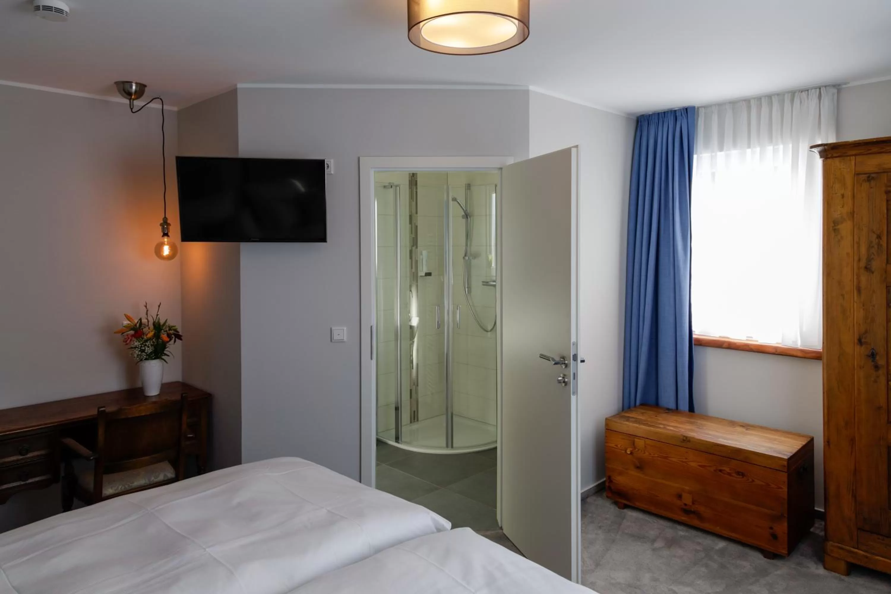 Shower, Bed in Hotel Brasserie Chaussee
