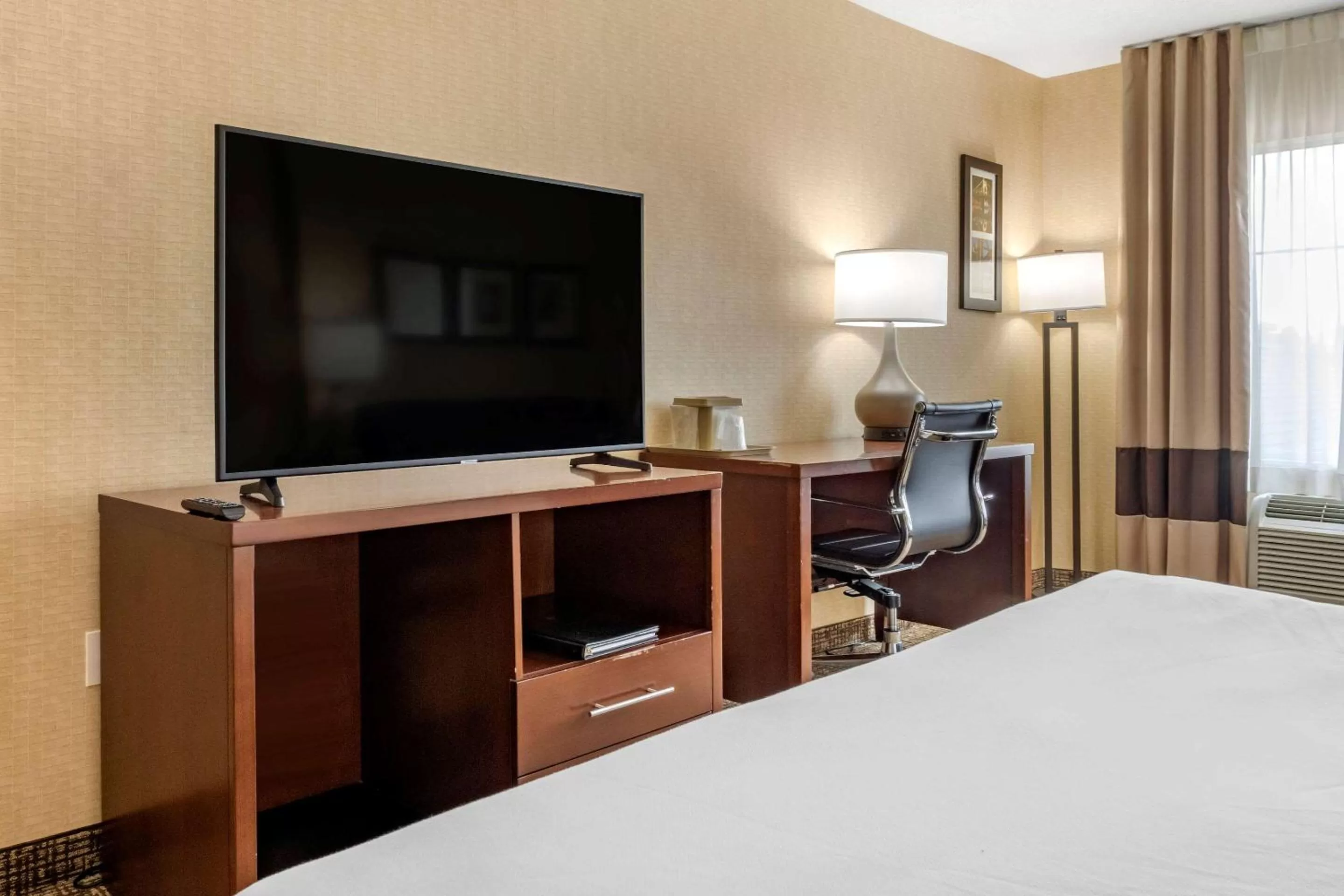 King Room - Disability Access/Non-Smoking in Comfort Inn Meadowlands