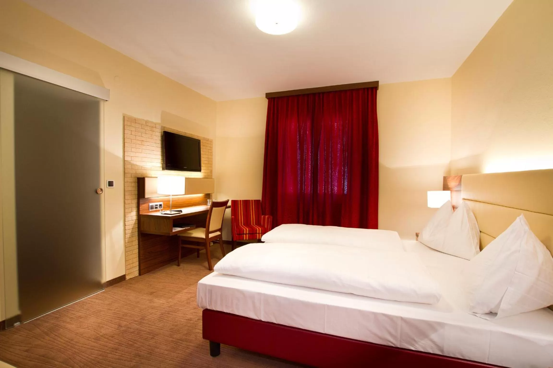 Bedroom, Bed in SCHÖNIS-Landhotel